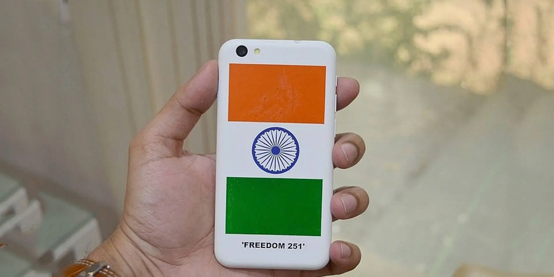 Trên tay smartphone rẻ nhất thế giới Freedom 251 giá 3.6 USD