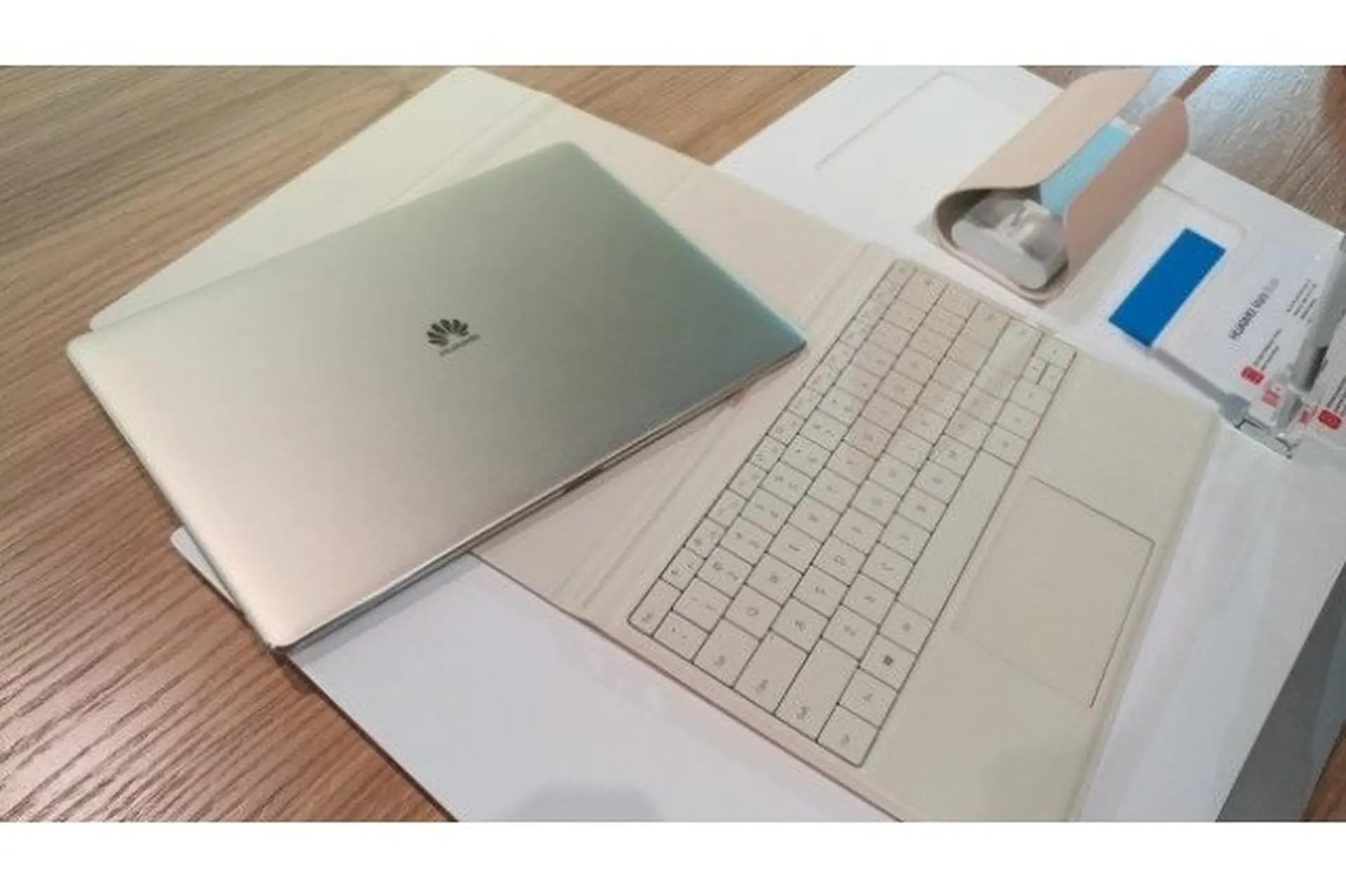 Huawei ra mắt siêu máy tính lai Mate Book tại MWC 2016