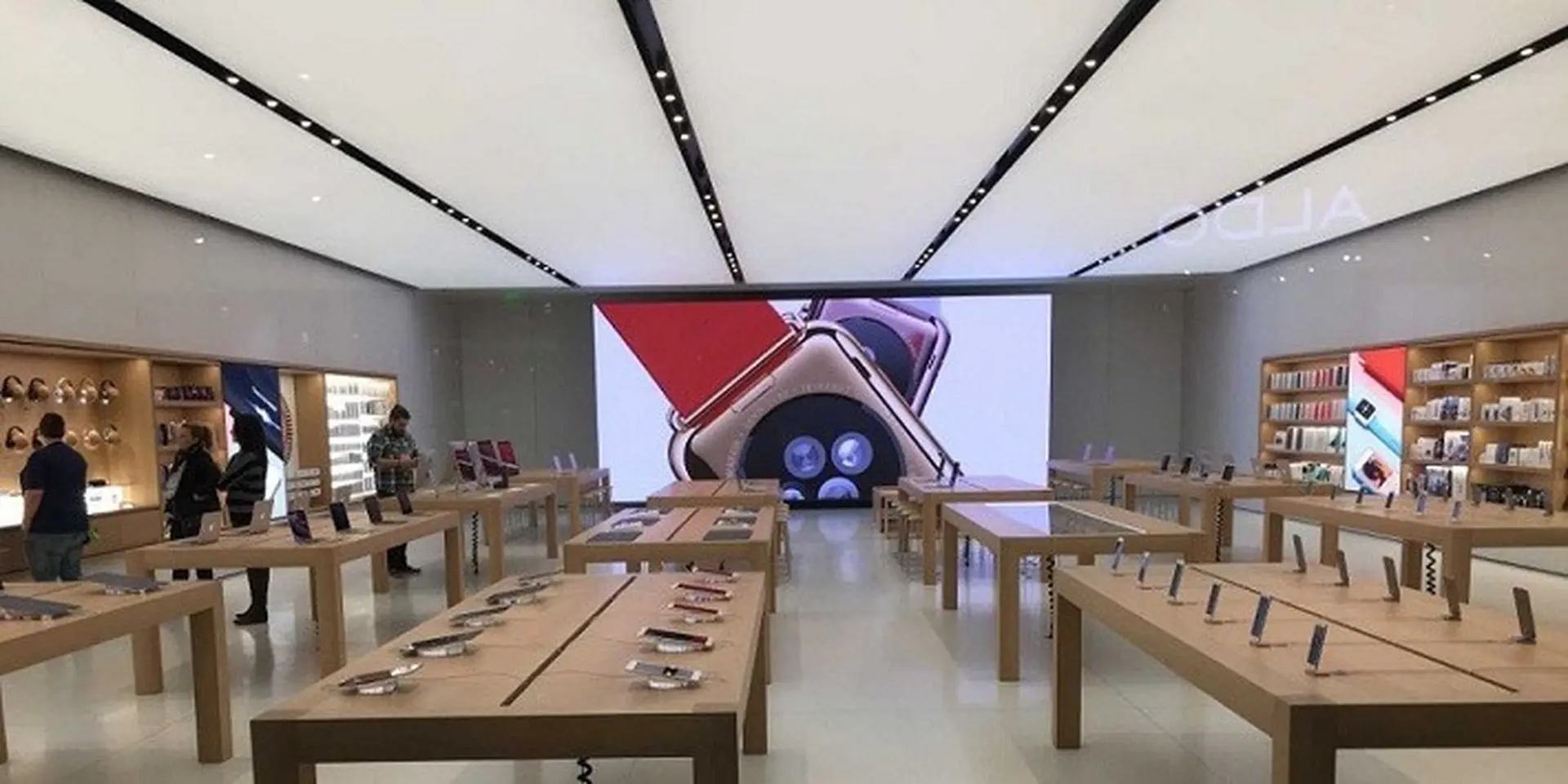 Cận cảnh Apple Store thế hệ mới với màn hình TV trị giá 1,5 triệu USD