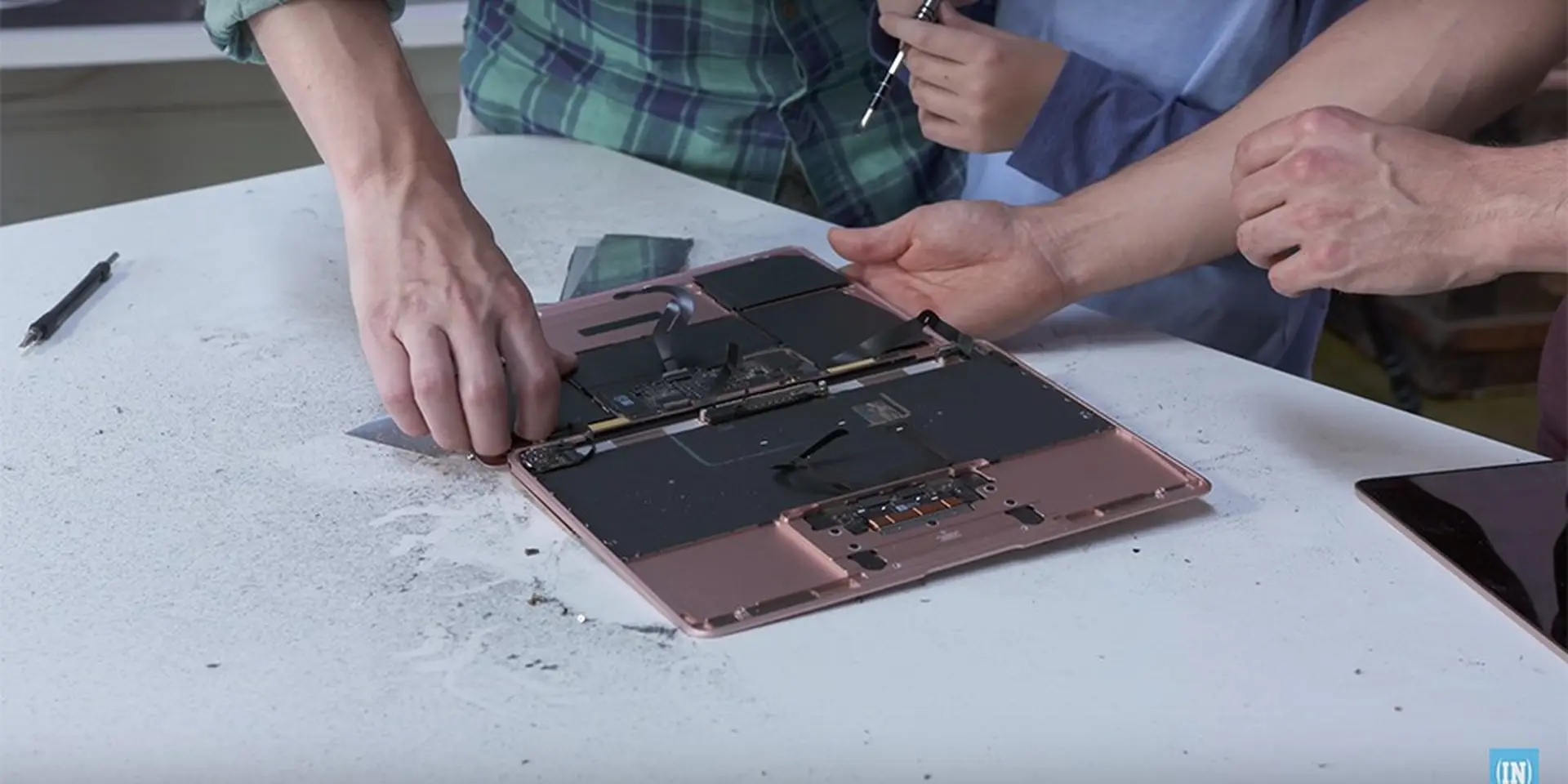 Mổ xẻ MacBook Retina 2016: Khi tất cả công nghệ đỉnh cao gói gọn trong một thân hình mỏng manh 