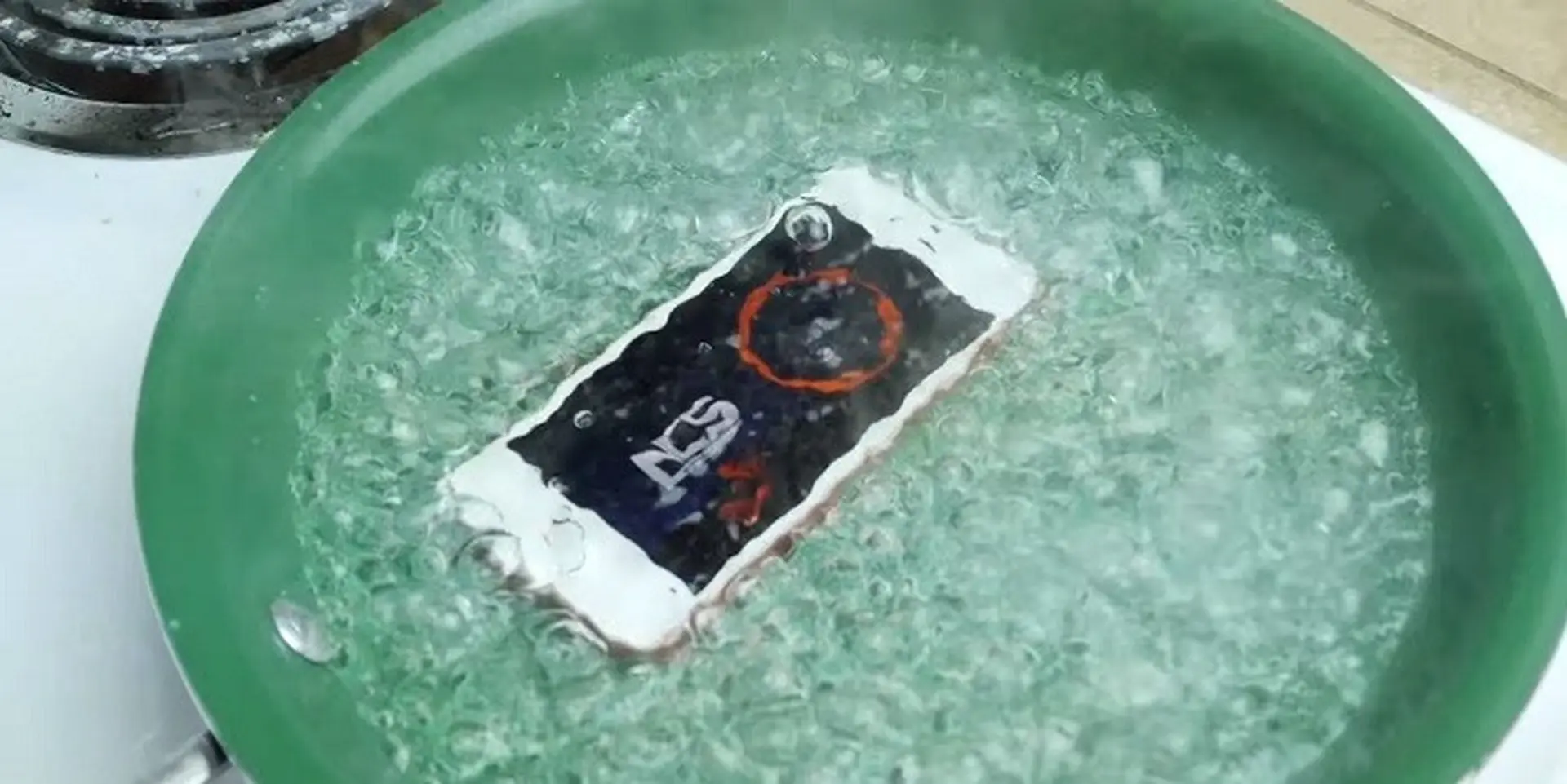 Tổng hợp những màn tra tấn iPhone SE hot nhất từ trước tới nay