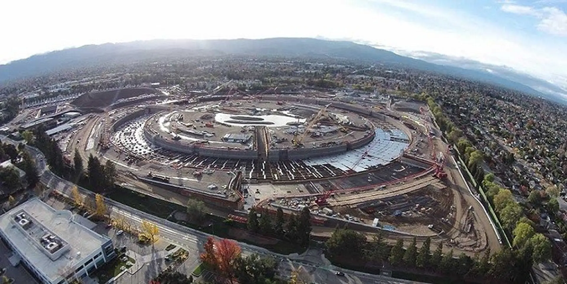 Trụ sở phi thuyền của Apple hiện lên rõ nét qua ống kính Drone