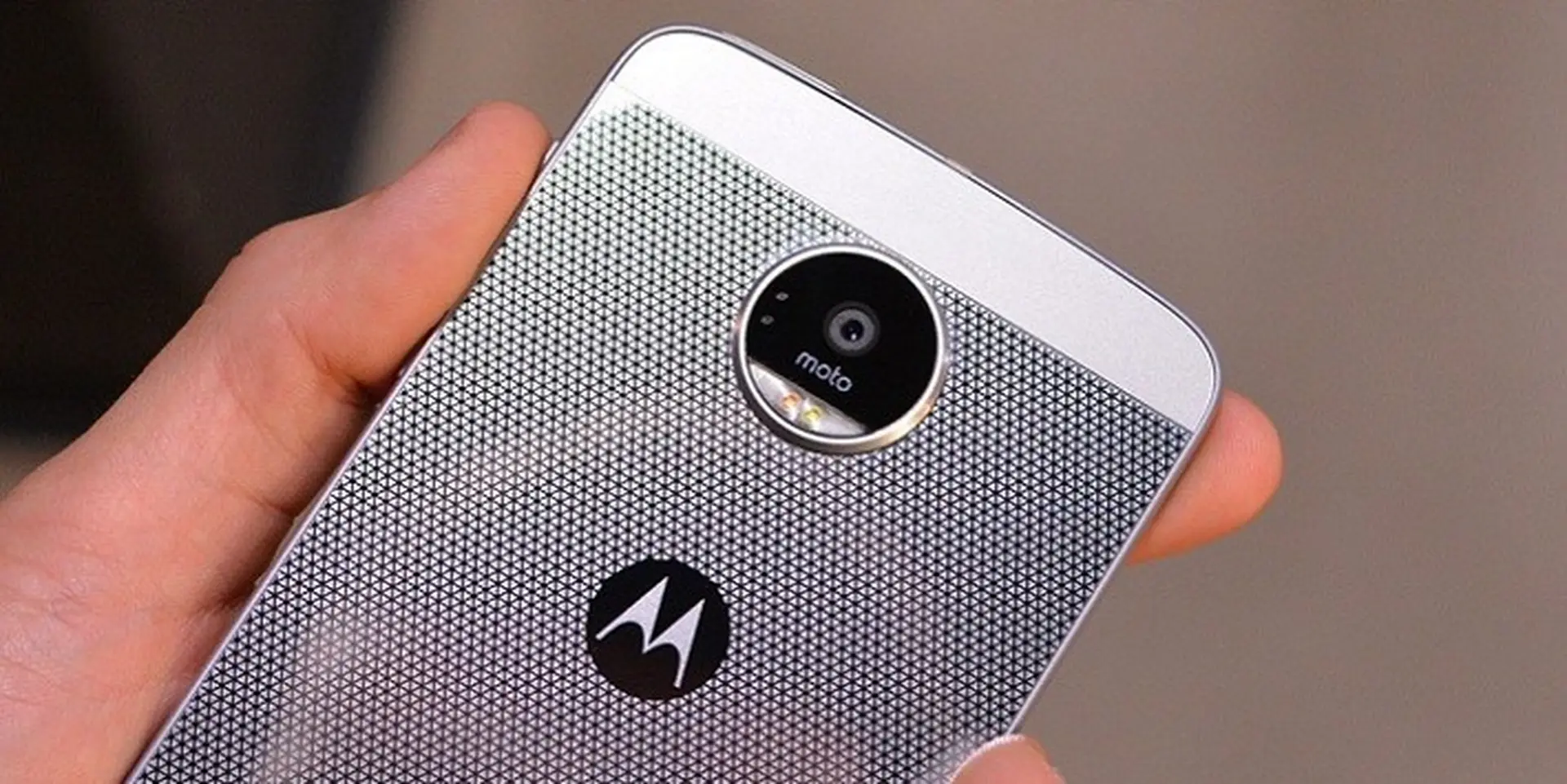 Trên tay Lenovo Moto Z: mạnh, mỏng, độc đáo với phụ kiện lắp ráp