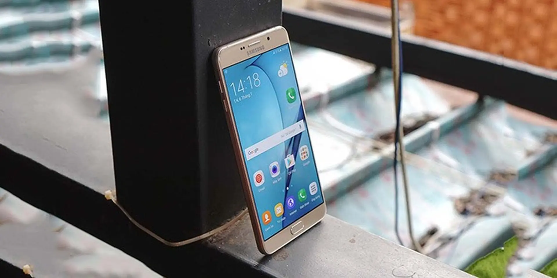 Trên tay Galaxy A9 Pro - Viên pin dự phòng cực đẹp phiên bản xách tay