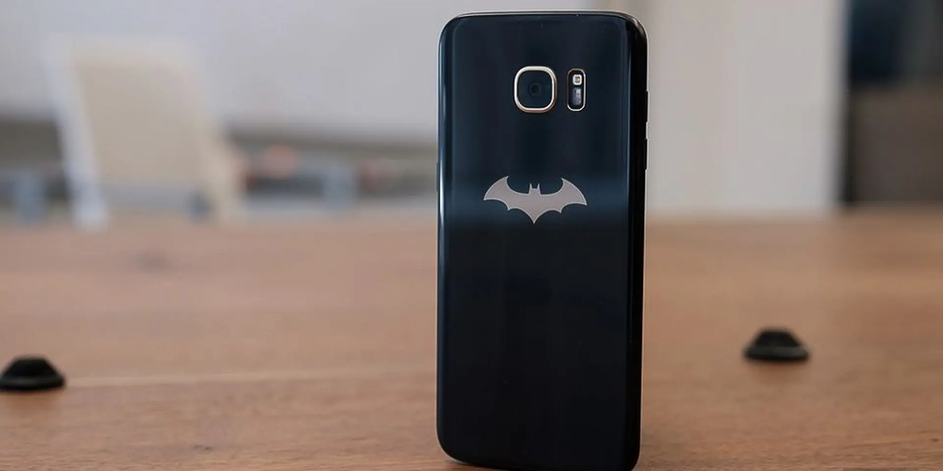 Cận cảnh Galaxy S7 edge Batman - Thỏa mãn tín đồ DC Comics 