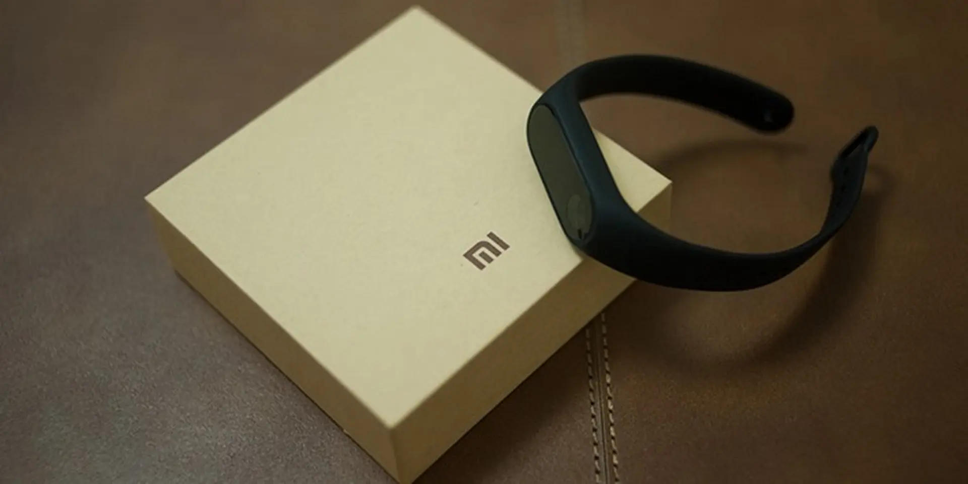 Trên tay vòng đeo tay thông minh Xiaomi Mi Band 2 giá 690 nghìn tại Việt Nam