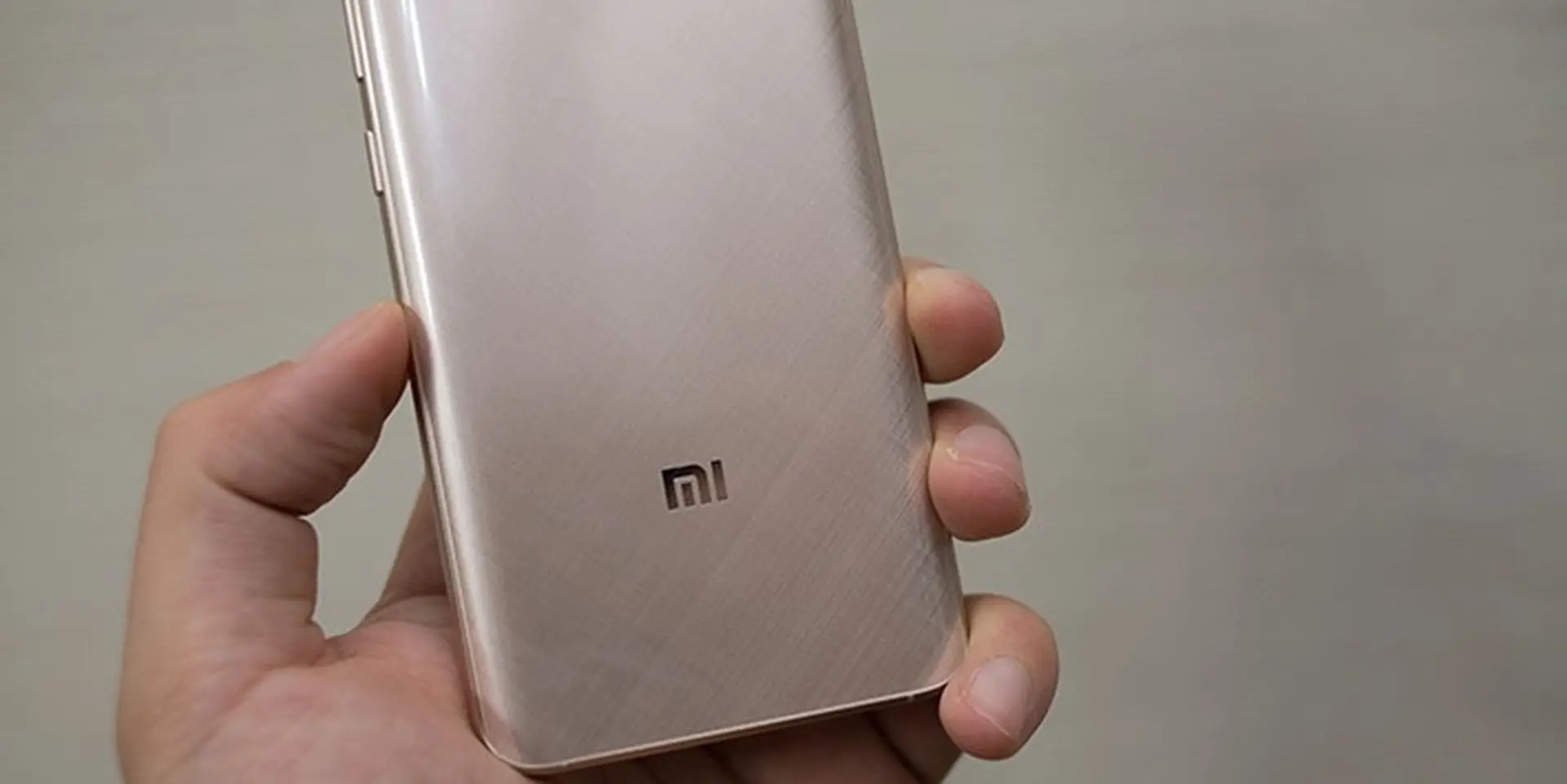 Trên tay Xiaomi Mi 5 màu vàng Gold tại Việt Nam