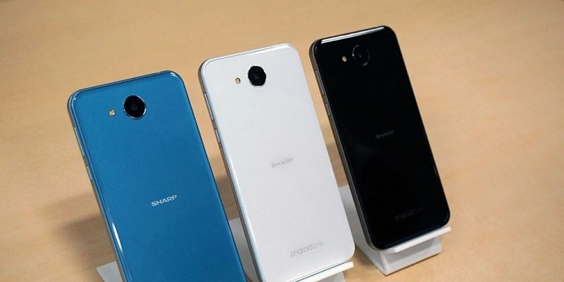 Sharp ra mắt điện thoại Android One mới có khả năng chống nước, chống bụi