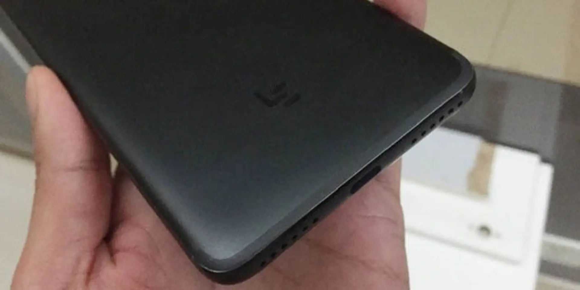 Lộ ảnh khung nhôm màu đen của LeEco Le 2s, thiết kế ăng-ten giống iPhone 7, 8GB RAM