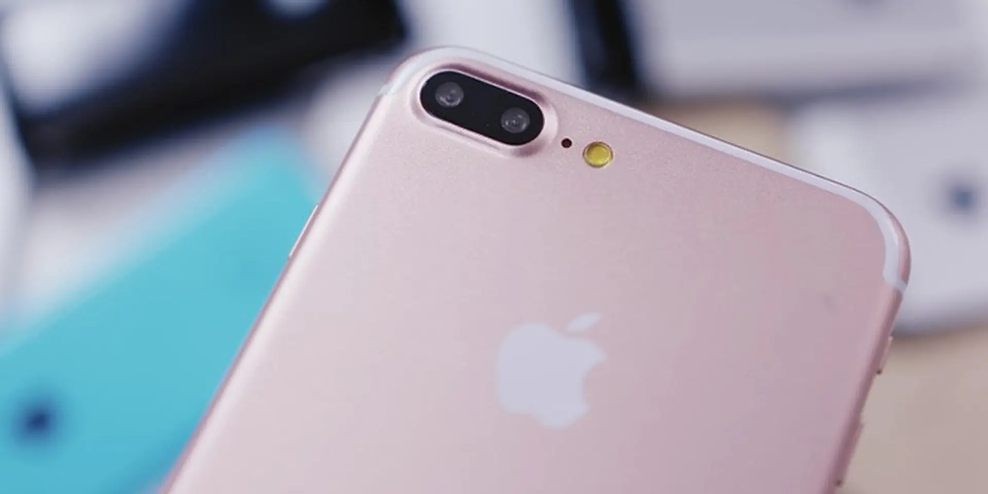 Cận cảnh video chế tạo iPhone 7 Plus nhái chuẩn như Apple
