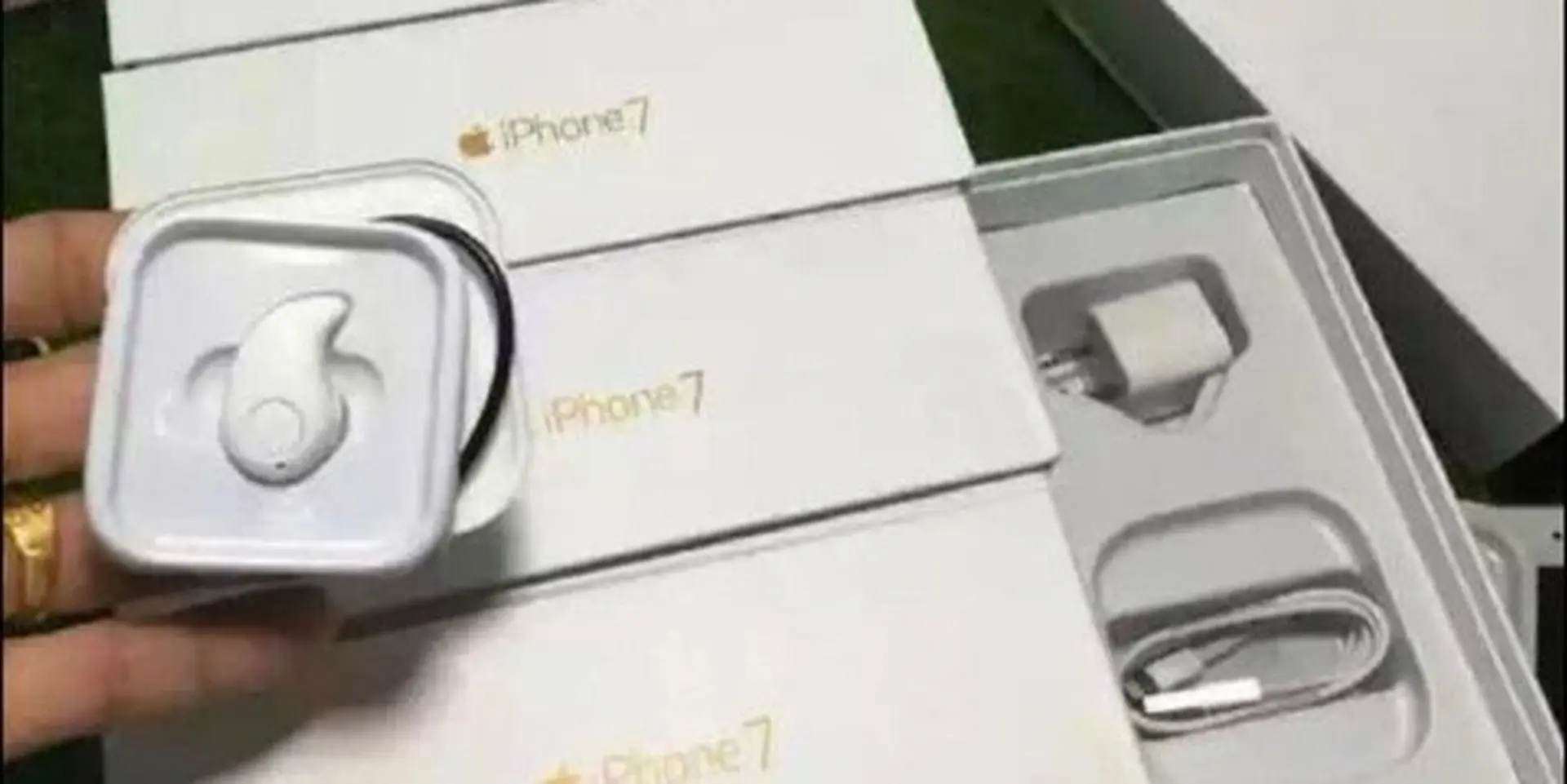 Xuất hiện hình ảnh iPhone 7 đi kèm hộp phụ kiện có tai nghe không dây