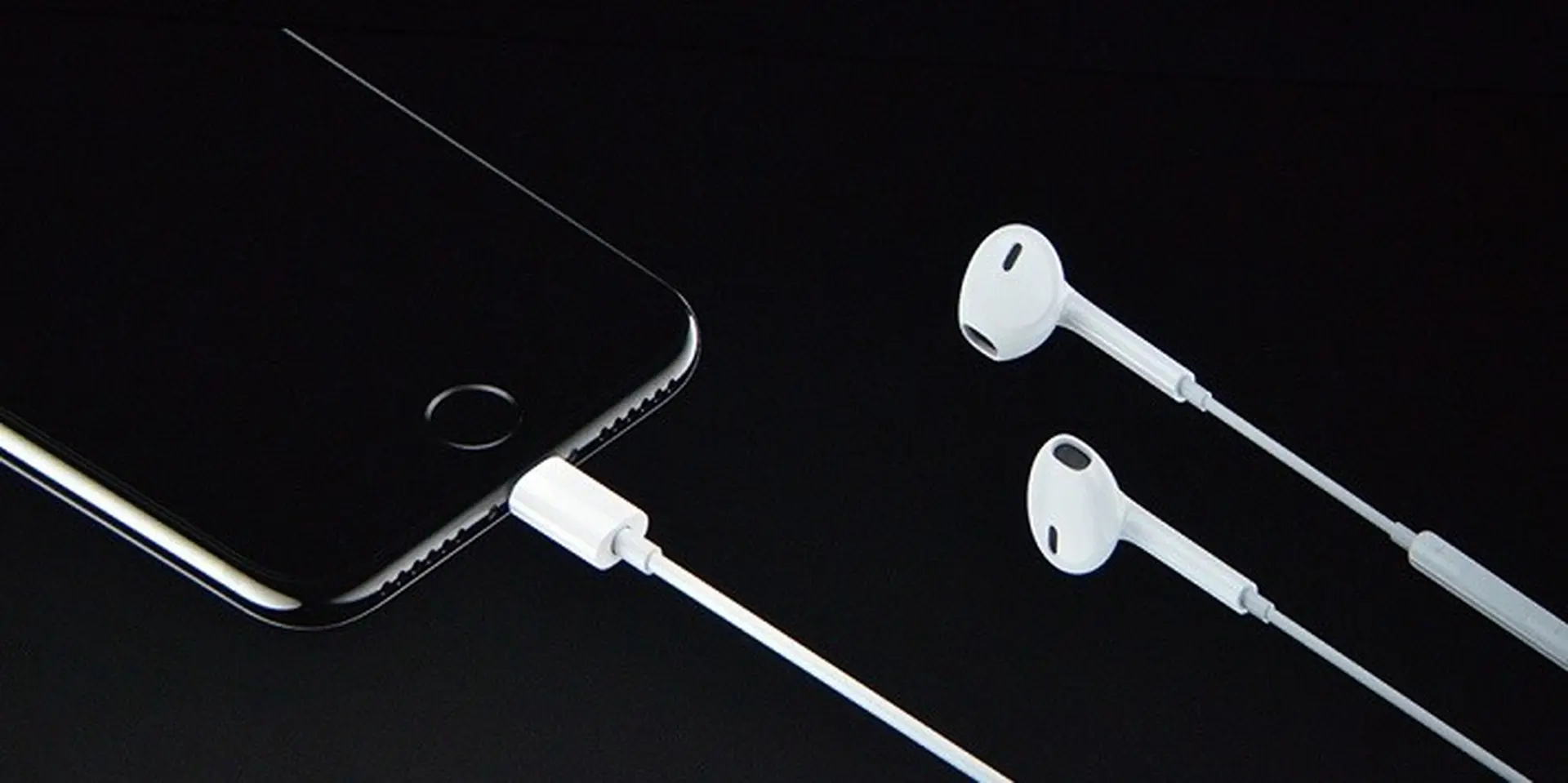 Đâu chỉ iPhone 7, Apple đã bỏ jack tai nghe 3.5 mm ngay từ iPhone đời đầu