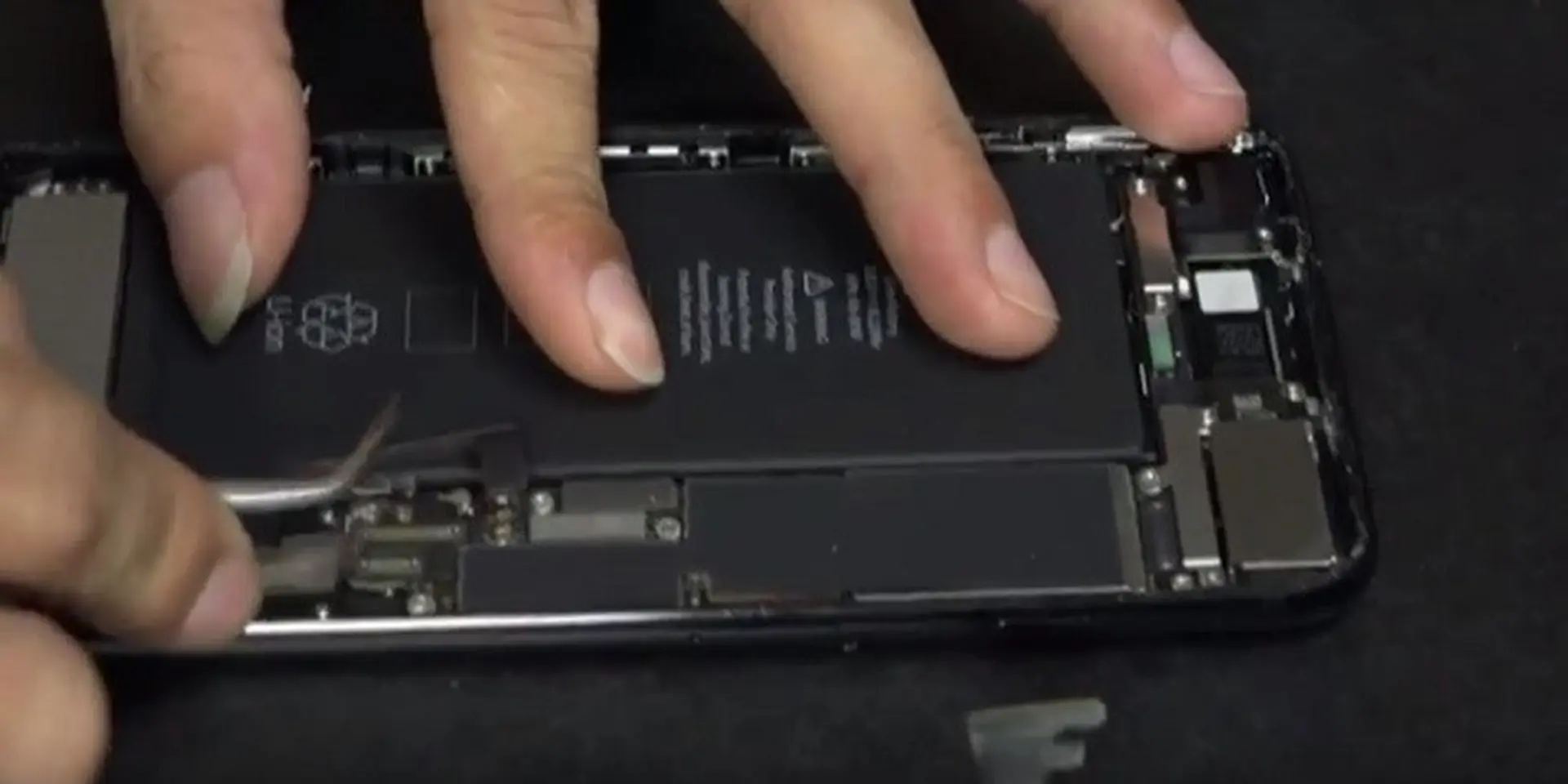 Chưa kịp mở bán, iPhone 7 Plus đã bị "mổ ruột" ngay tại Việt Nam