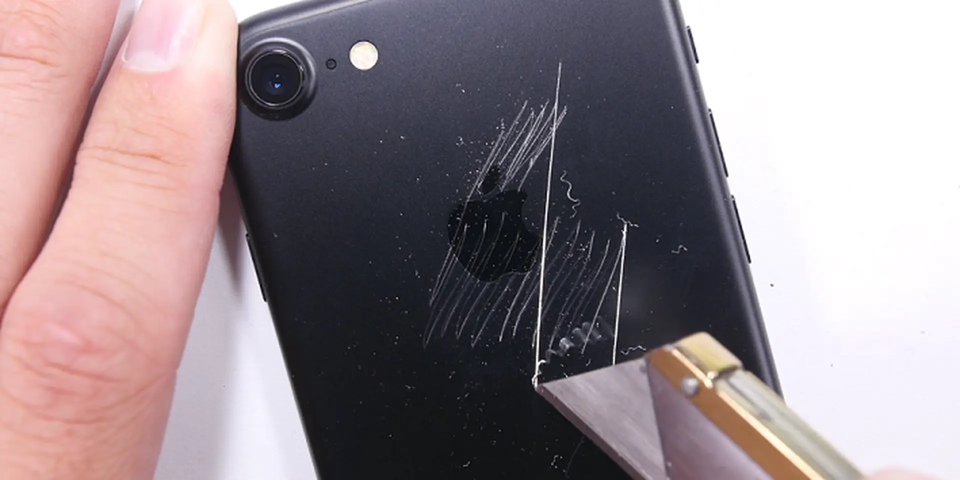 Thử nghiệm độ bền iPhone 7 bằng dao kéo và bẻ cong
