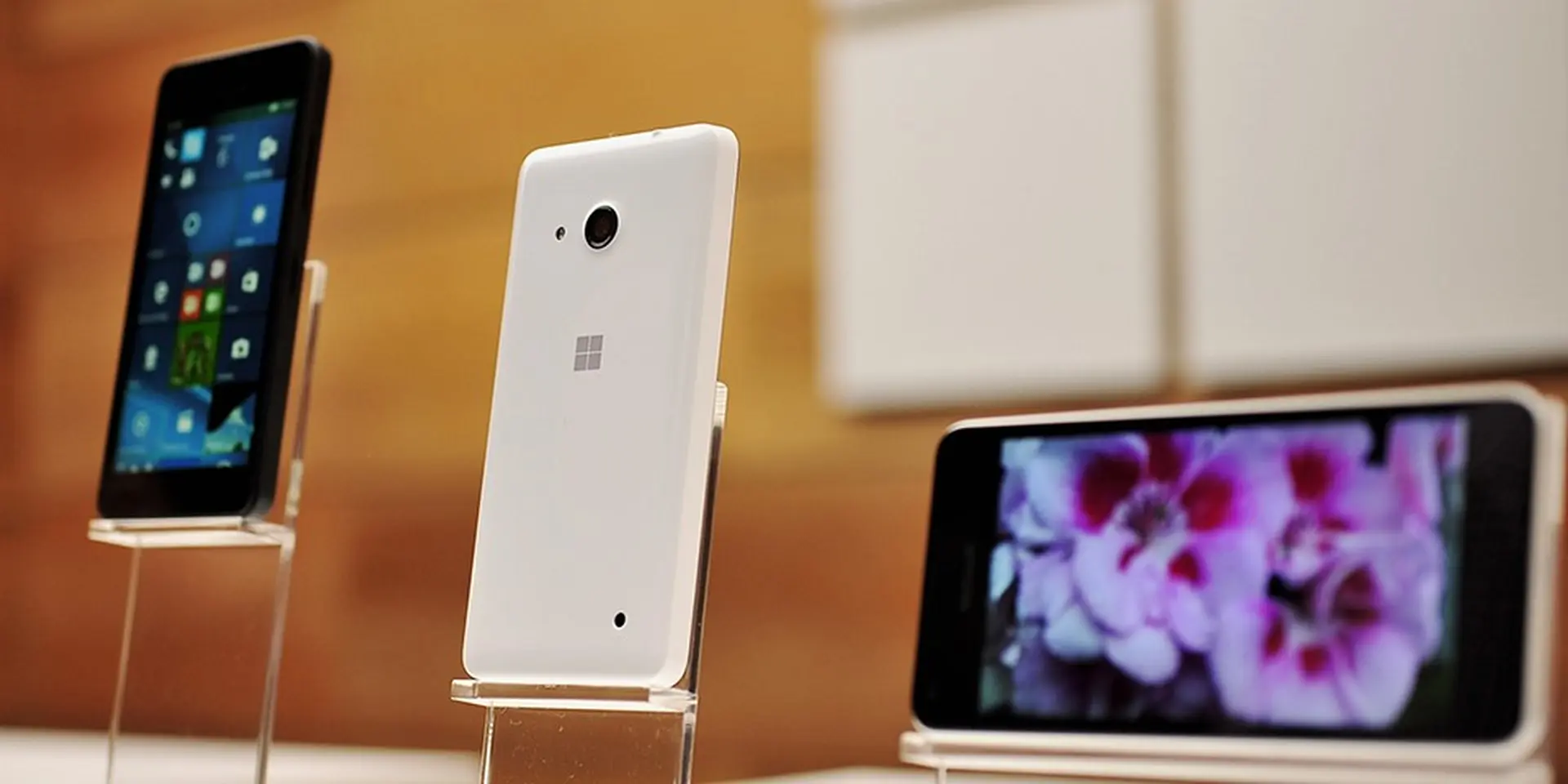 Không phải iPhone 8, Microsoft Surface Phone mới là thiết bị đầu tiên xác nhận dấu vân tay ngay trên màn hình hiển thị