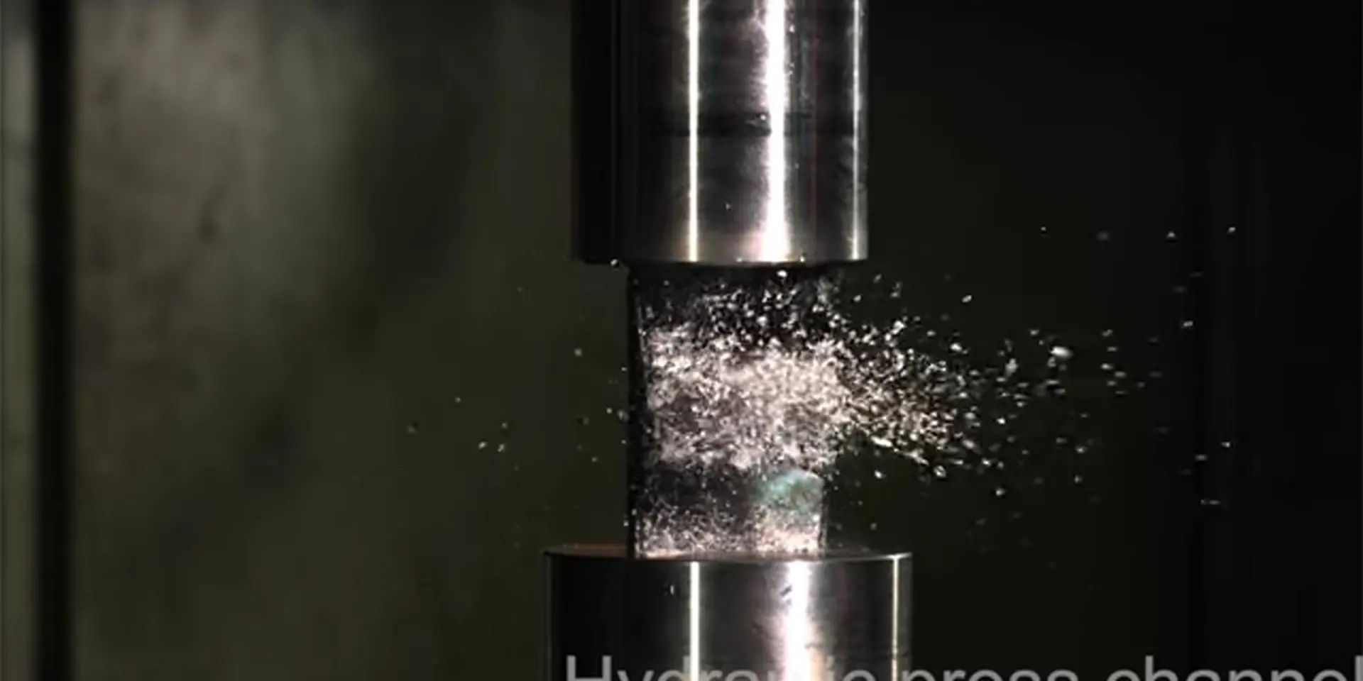 Sau dao kéo và bẻ cong, iPhone 7 tiếp tục bị tra tấn bằng máy nén thủy lực