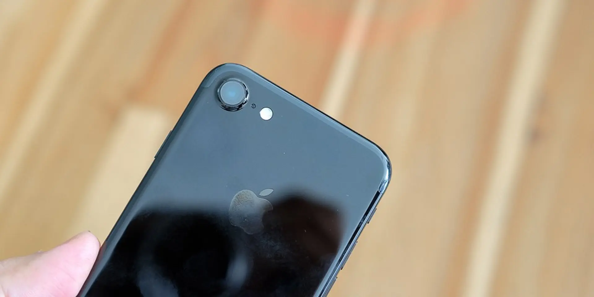Trên tay iPhone 7 Jet Black bản thương mại tại Việt Nam 