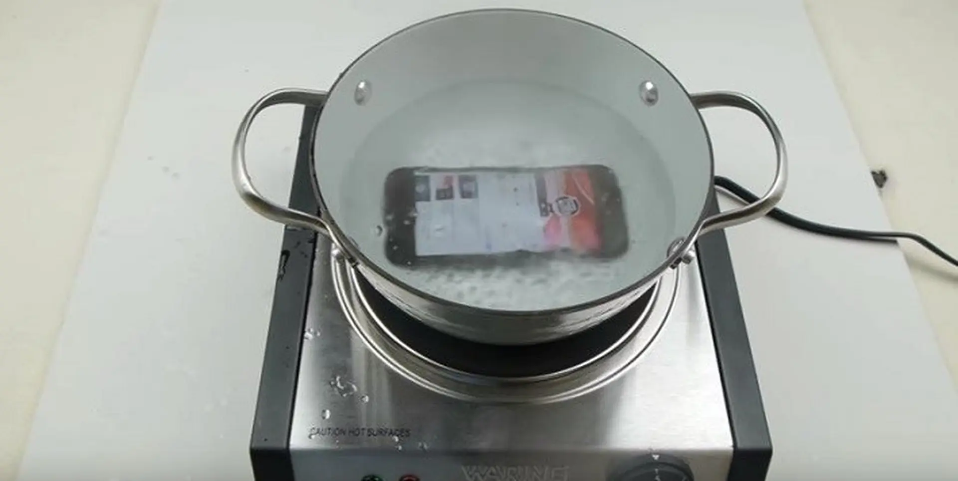 Bài test đun sôi? Liệu iPhone 7 có còn "sống sót"?