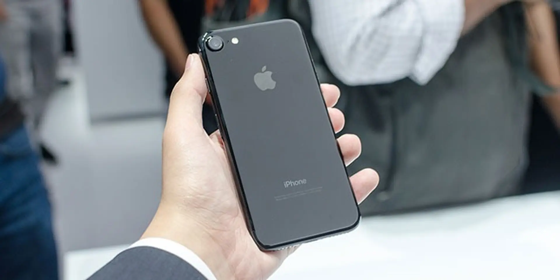 Trên tay iPhone 7 và iPhone 7 Plus vừa ra mắt: Đẹp không còn gì để chê