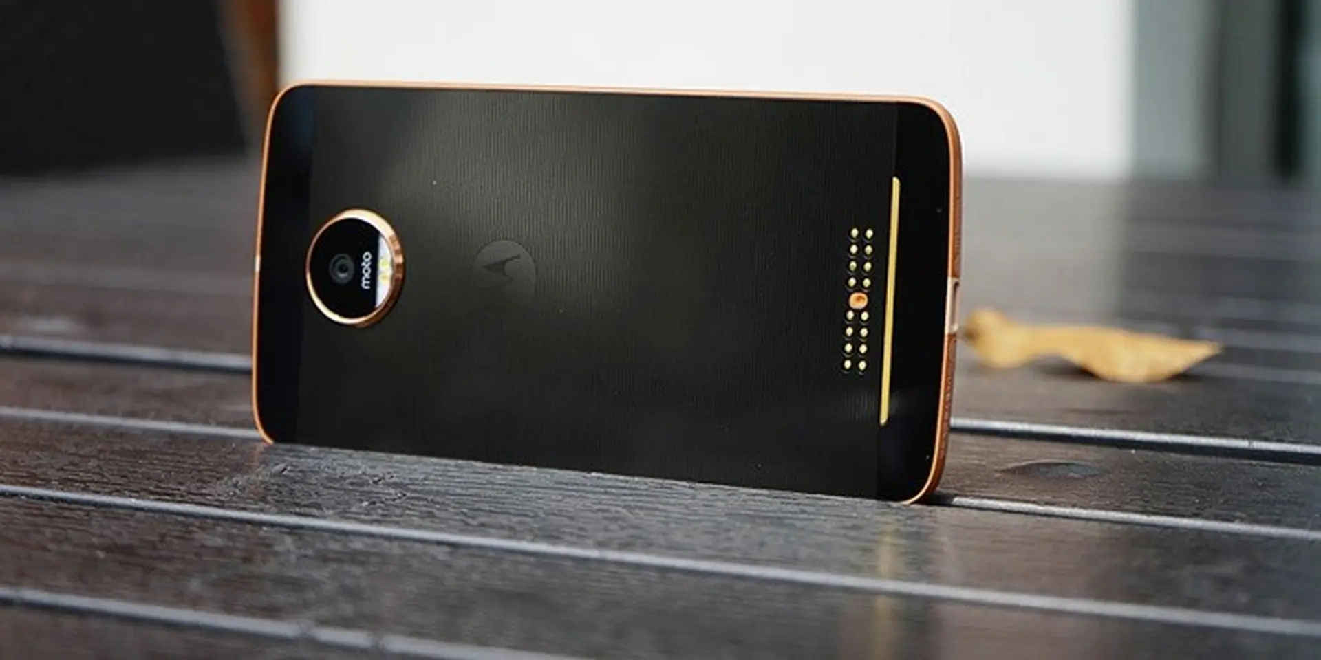 Mở hộp smartphone siêu mỏng Moto Z: Độc và lạ - Đúng chất Motorola