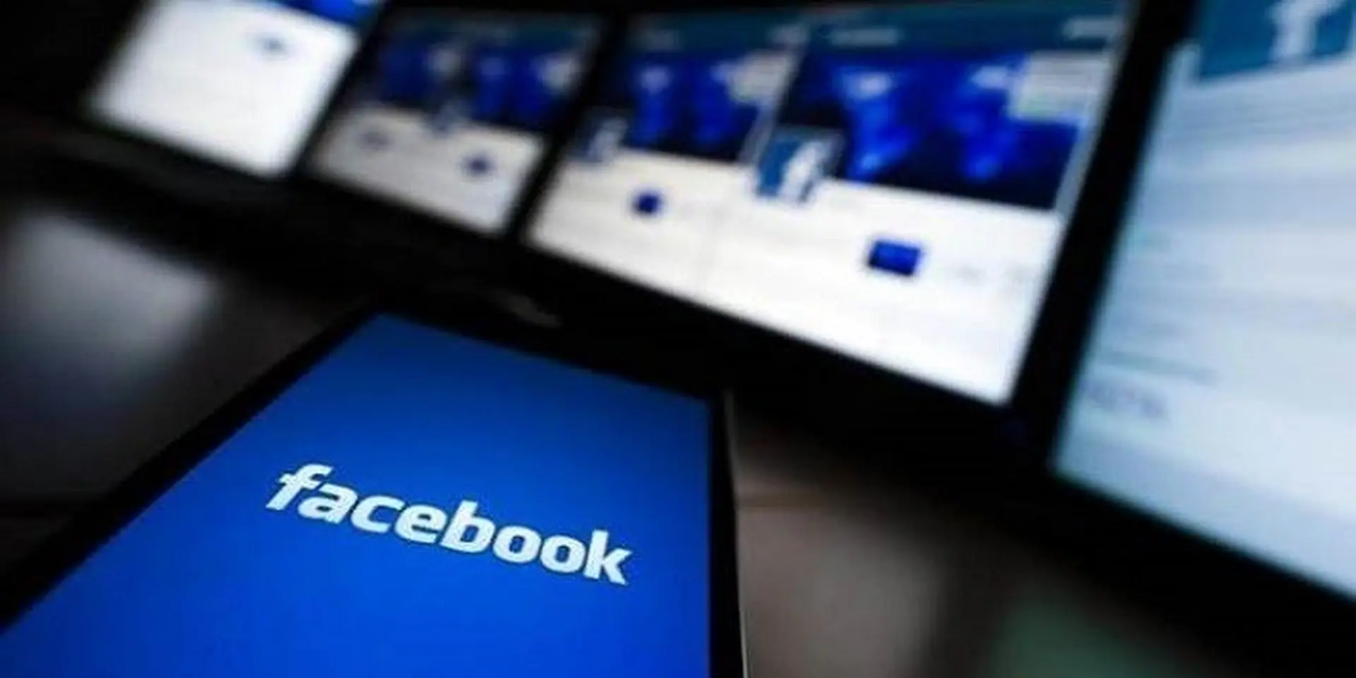 Hiện tượng không xoá được status trên Facebook chỉ là lỗi code. Đã có thể xoá status trở lại!!!