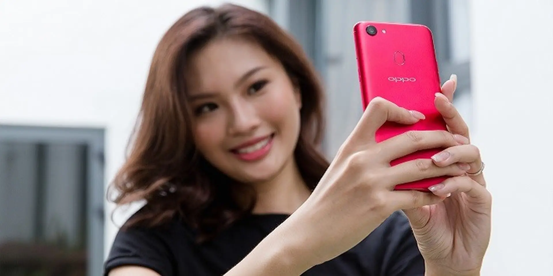 OPPO F5 bất ngờ xuất hiện trên tay các thí sinh Hoa Hậu Hoàn Vũ Việt Nam