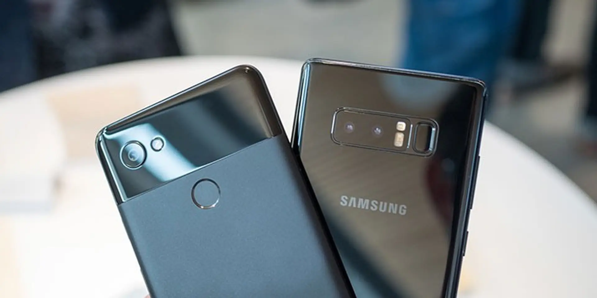 Google Pixel 2 XL vs Samsung Galaxy Note8: Phablet nào đáng mua hơn?