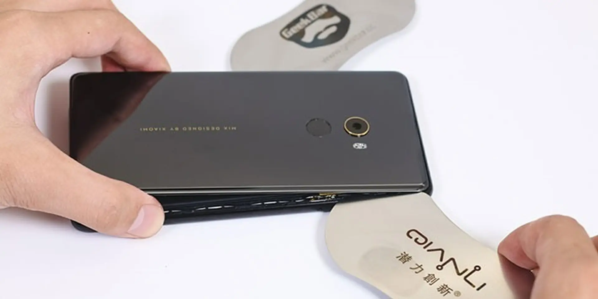 Vừa ra mắt, Xiaomi Mi Mix 2 đã bị đưa lên bàn mổ