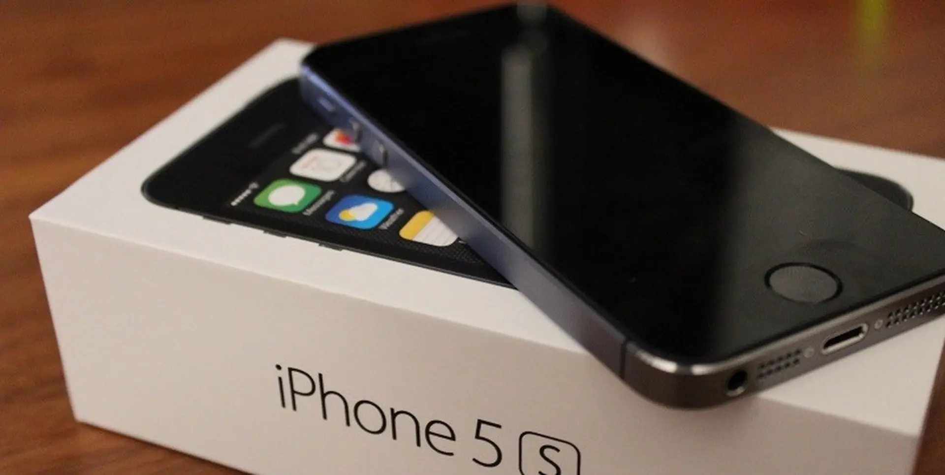 iPhone 5s với thiết kế gọn gàng, nam tính giảm giá