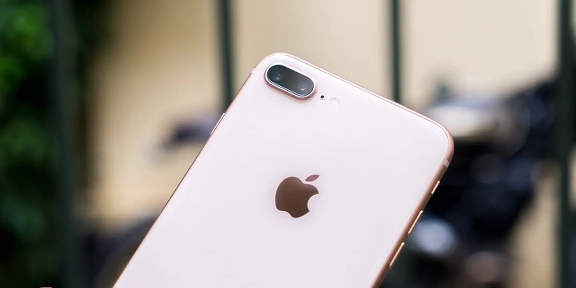 Cùng FPT Shop trên tay iPhone 8 Plus Gold: Sự trở lại của thiết kế Kính - Kim loại