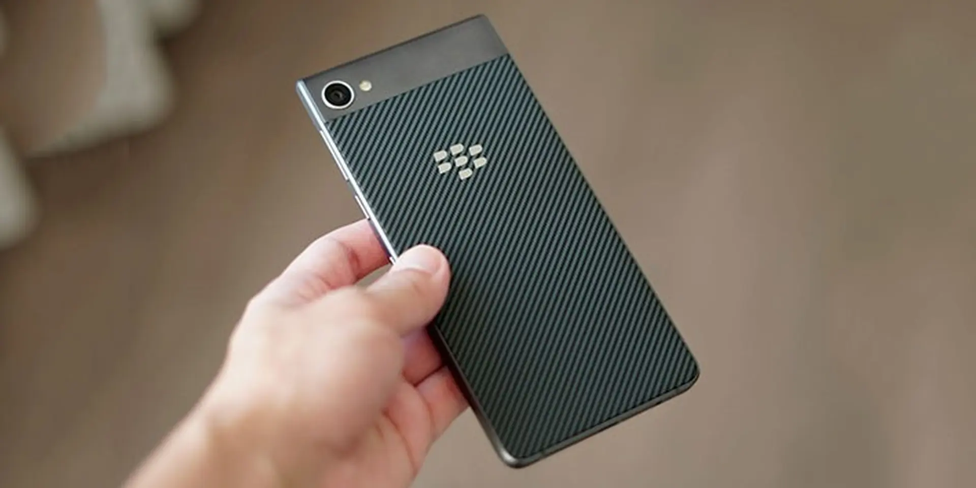 Trên tay BlackBerry Motion: Pin 4000 mAh, chống nước IP67, không bàn phím vật lý, giá 10 triệu