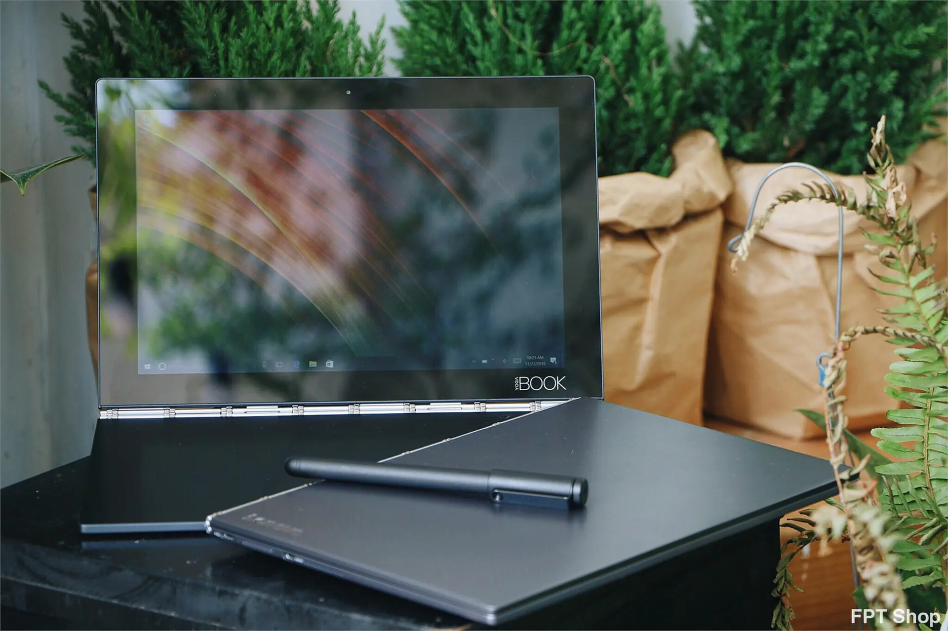 Sở hữu Lenovo Yoga Book với giá cực sốc chỉ 12,29 triệu đồng tại FPT Shop