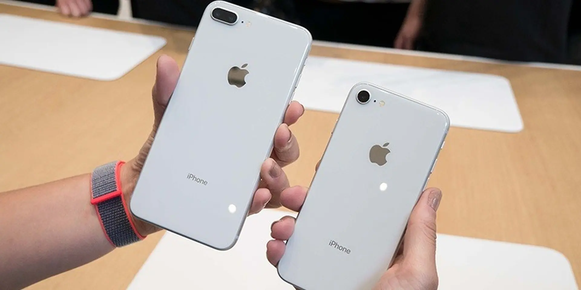 Doanh số iPhone 8 Plus đang vượt mặt 'đàn em' iPhone 8