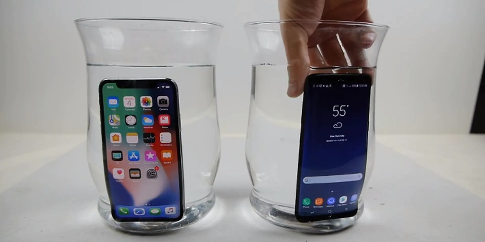 iPhone X ‘’gục ngã’’ trước Galaxy S8 trong bài ‘’nhịn thở’’ dưới nước!!