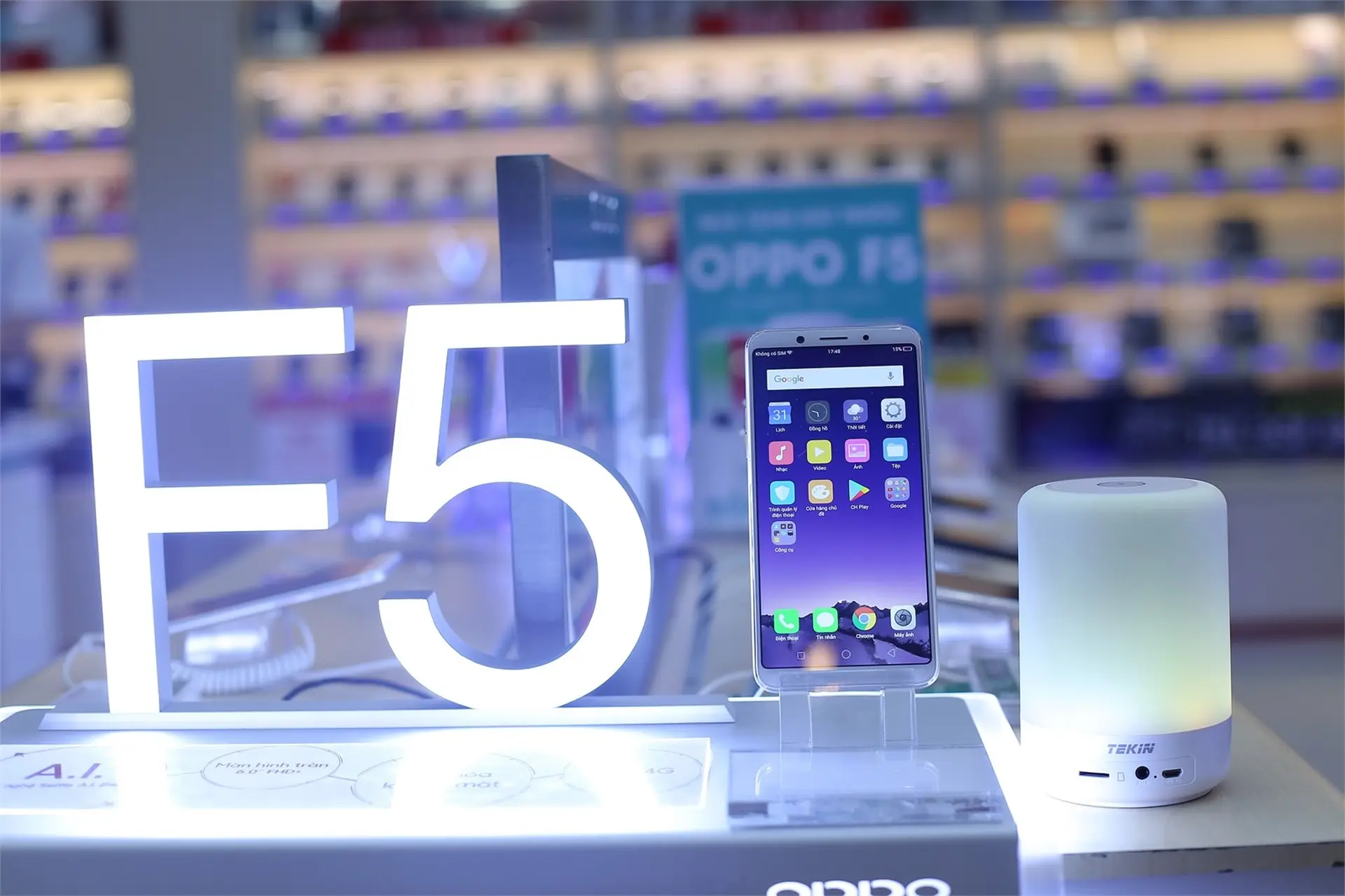 Đã tìm ra những khách hàng trúng xe Vespa và điện thoại OPPO F5 khi đặt mua F5 tại FPT Shop