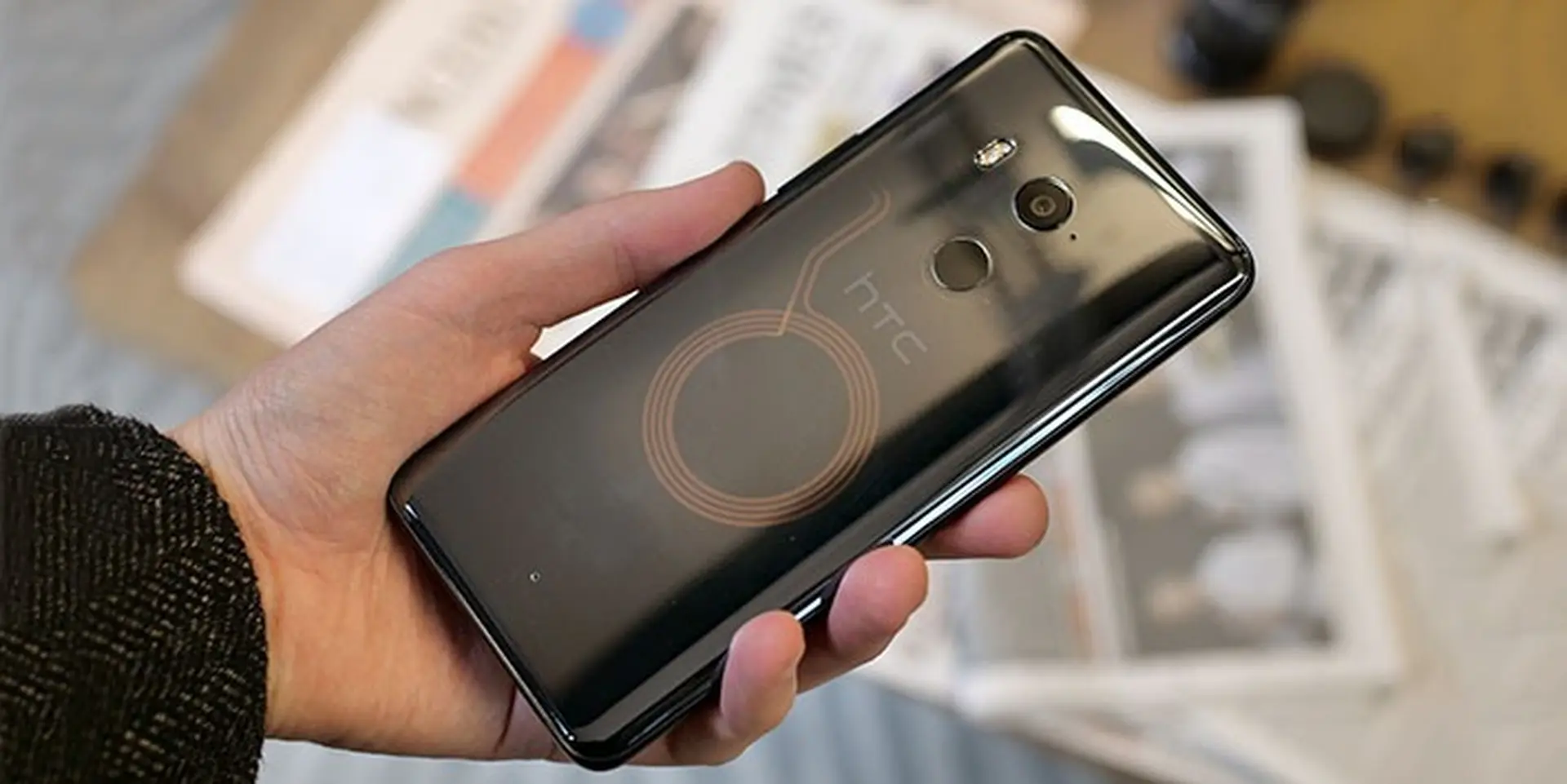 Trên tay HTC U11 Plus: HTC bước vào kỷ nguyên điện thoại thông minh hiện đại