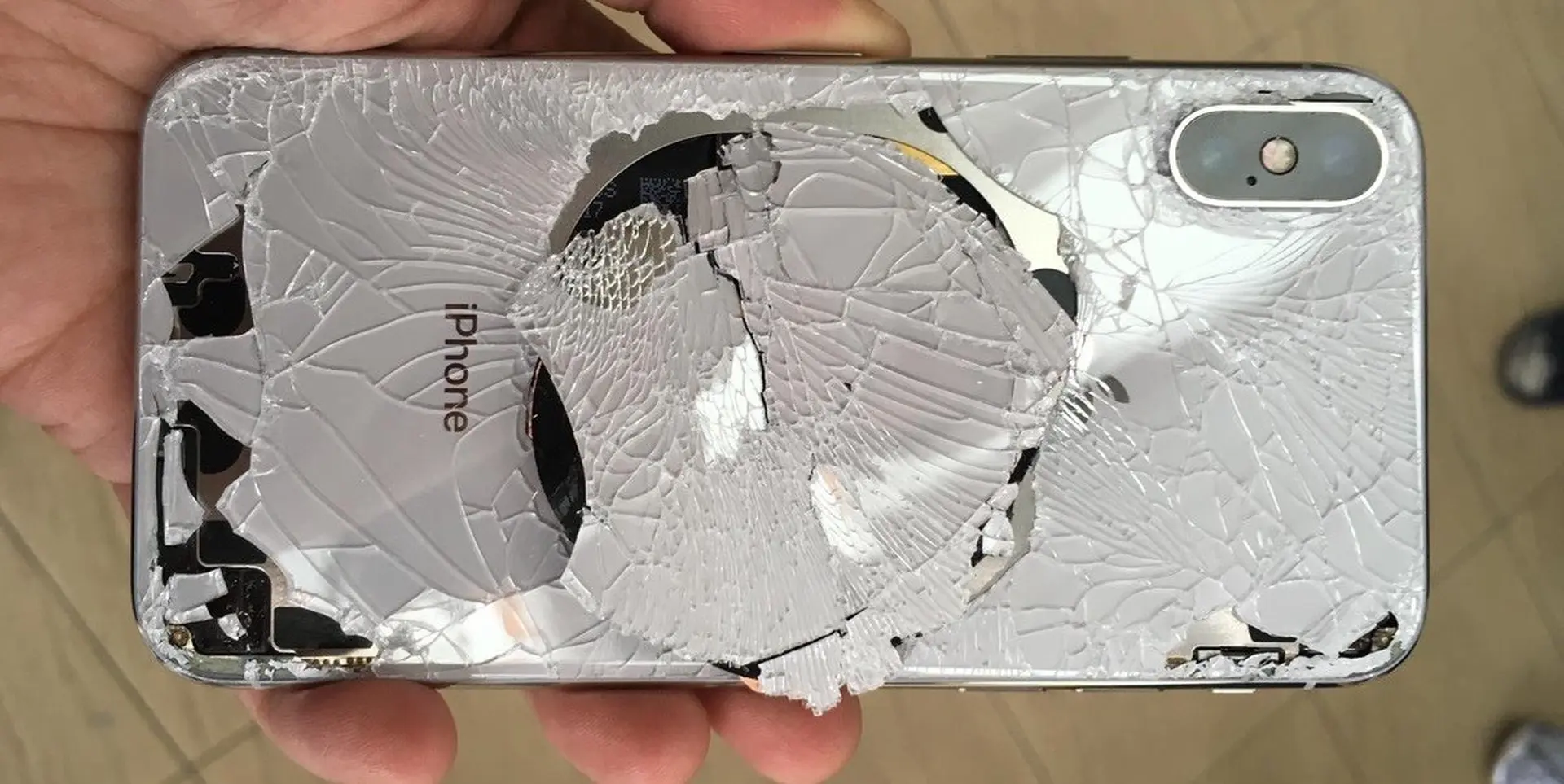 iPhone X giá ngàn đô mới mua về đã thành ra thế này?