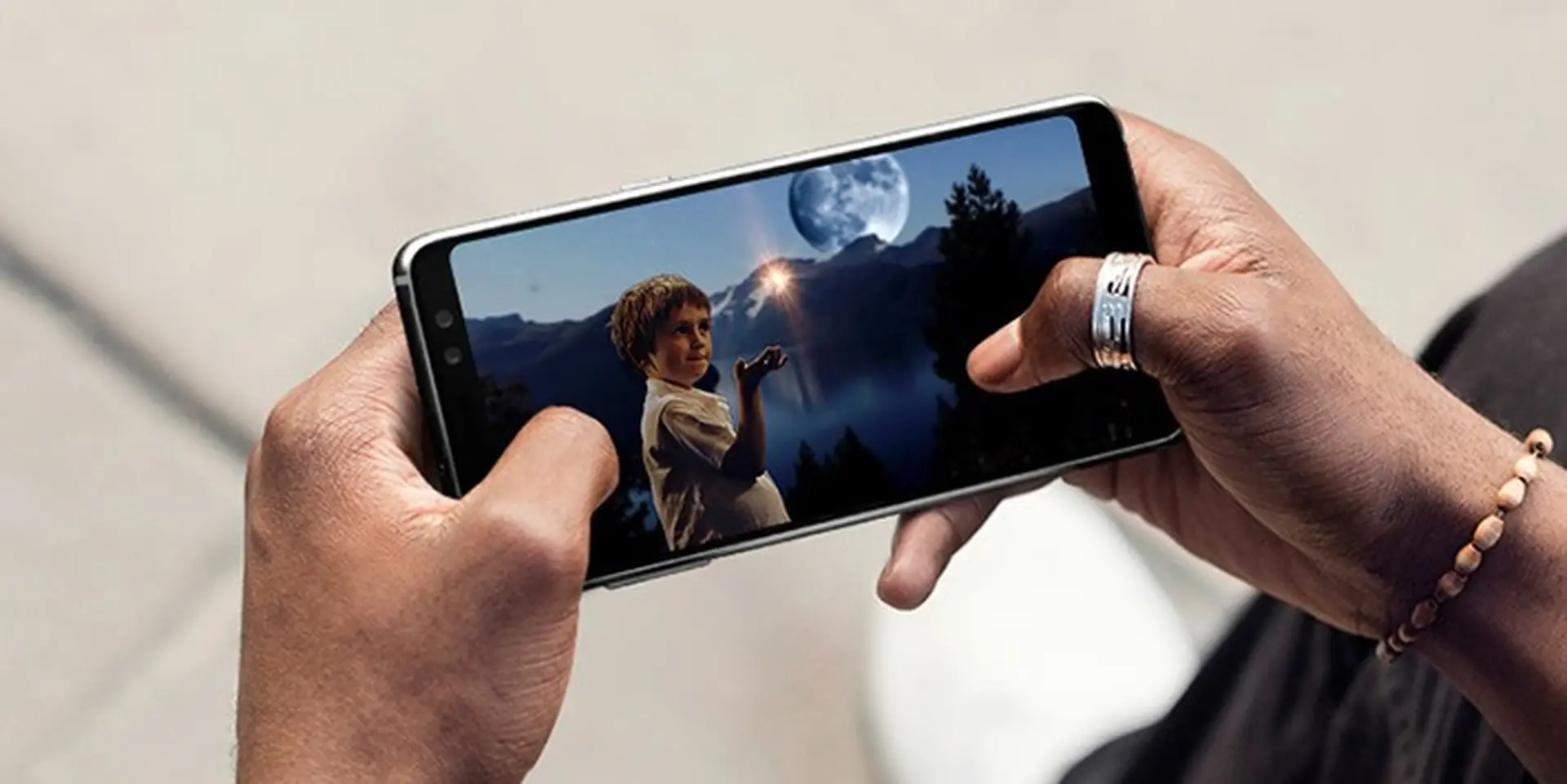 Samsung Galaxy A8 2018 chính là chiếc smartphone nhỏ gọn đáng mua nhất trên thị trường hiện nay