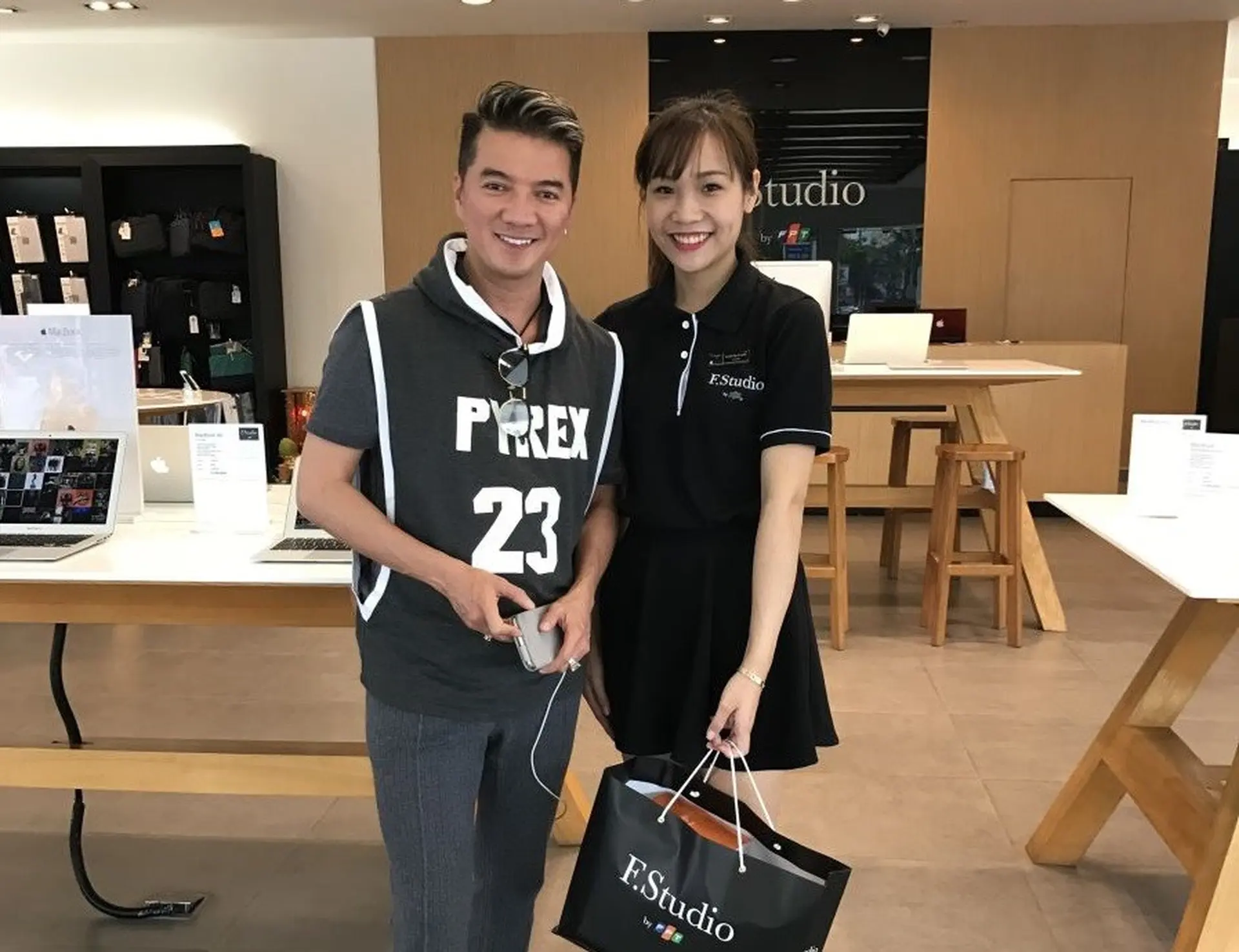 Đàm Vĩnh Hưng mua gì tại FPT Shop?