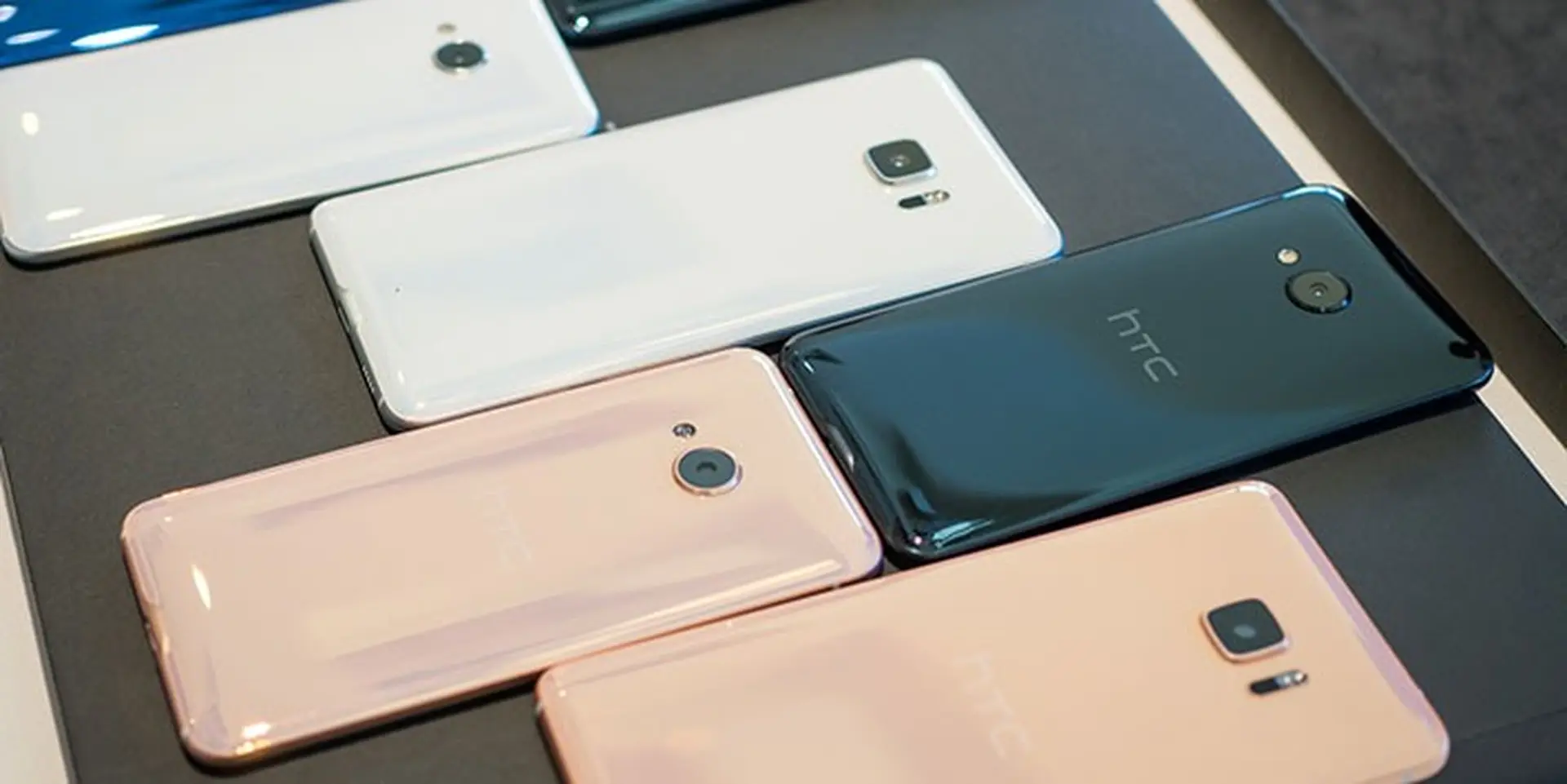 HTC chính thức ra mắt U Ultra: Thiết kế mới sử dụng kính sapphire, 2 màn hình, trợ lý ảo AI