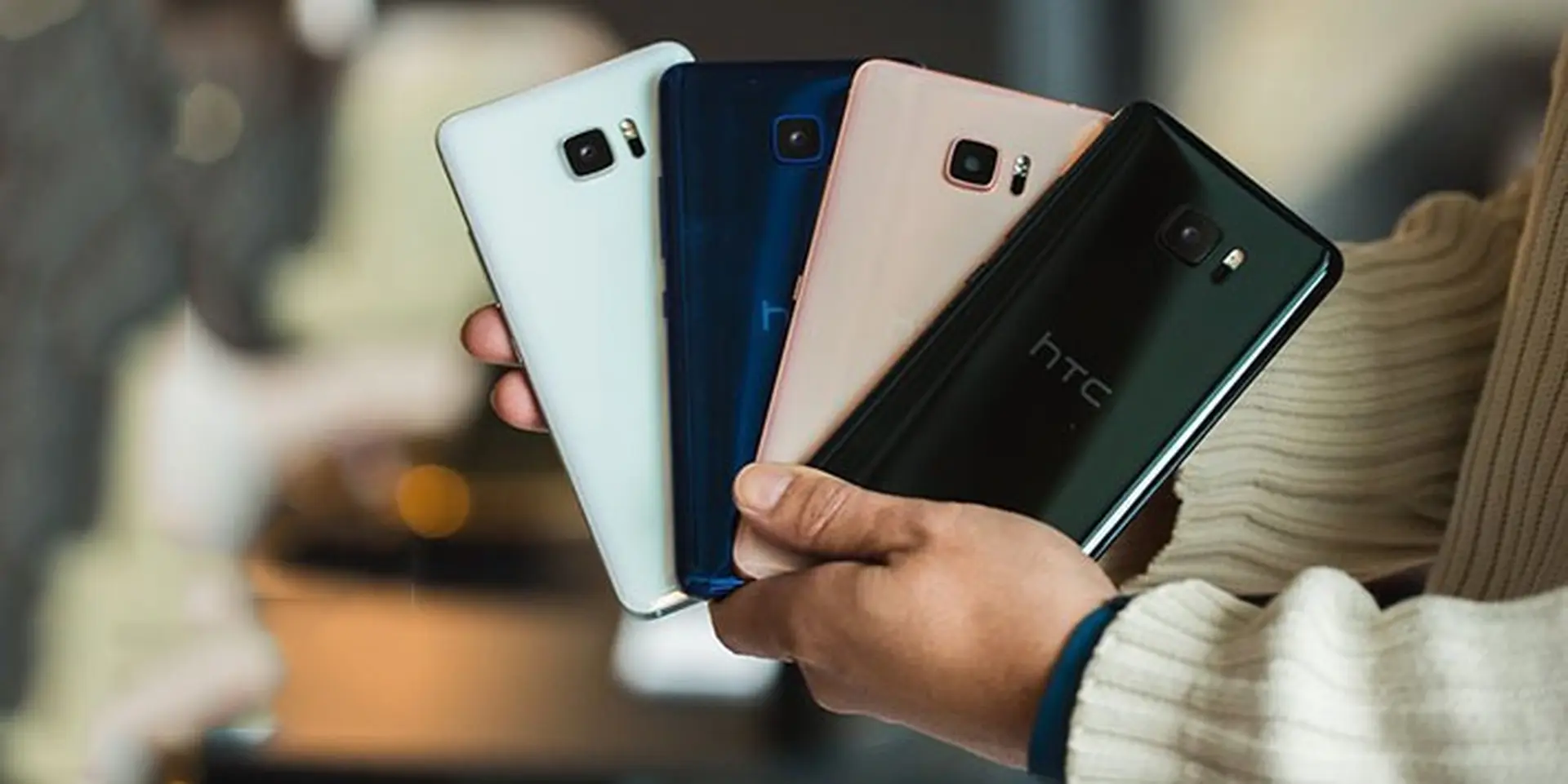 Bạn có thể đặt hàng HTC U Ultra bản kính Sapphire trong tháng 2