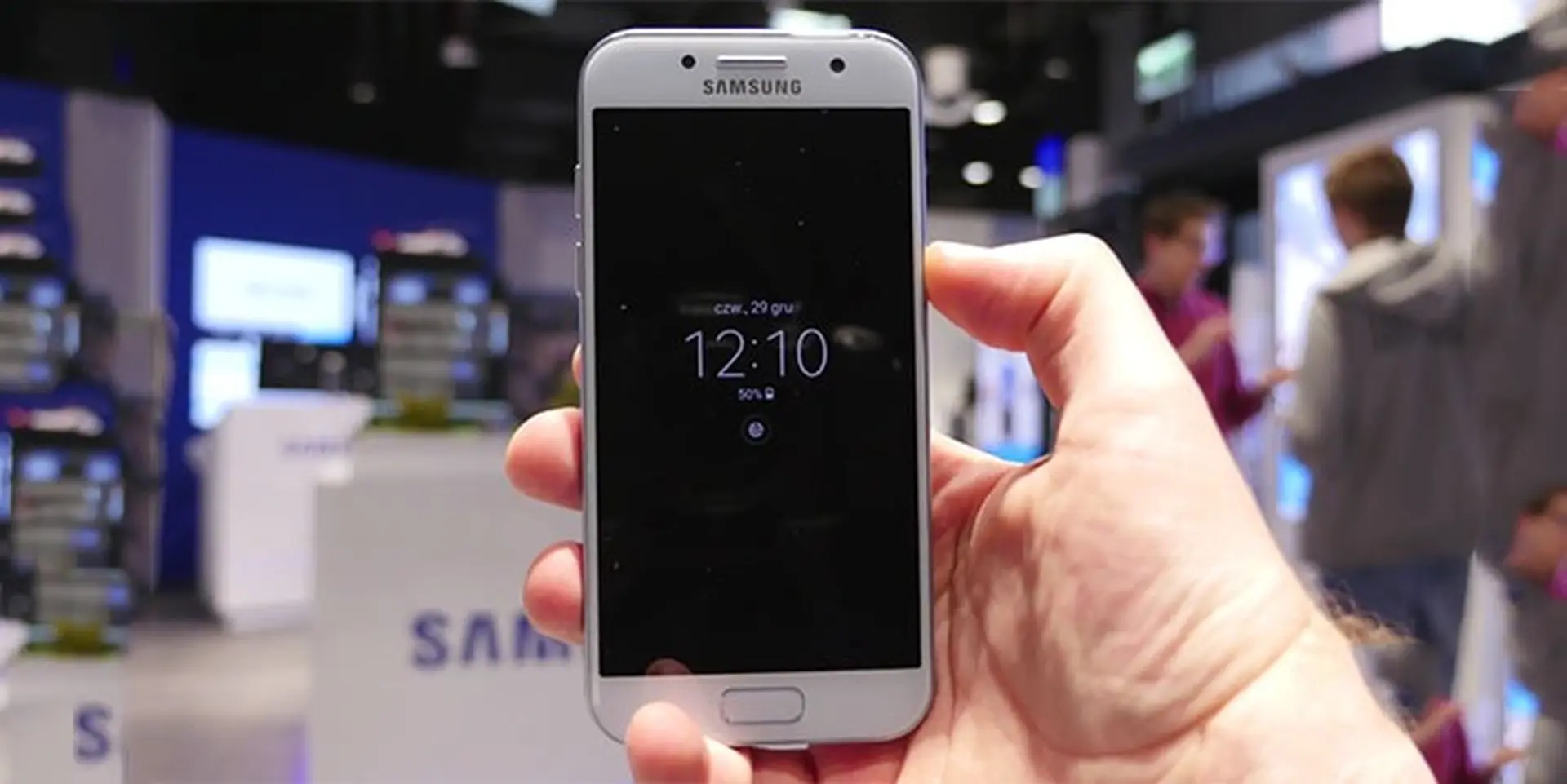 Video trên tay Samsung Galaxy A3 2017: Sang trọng và mạnh mẽ hơn