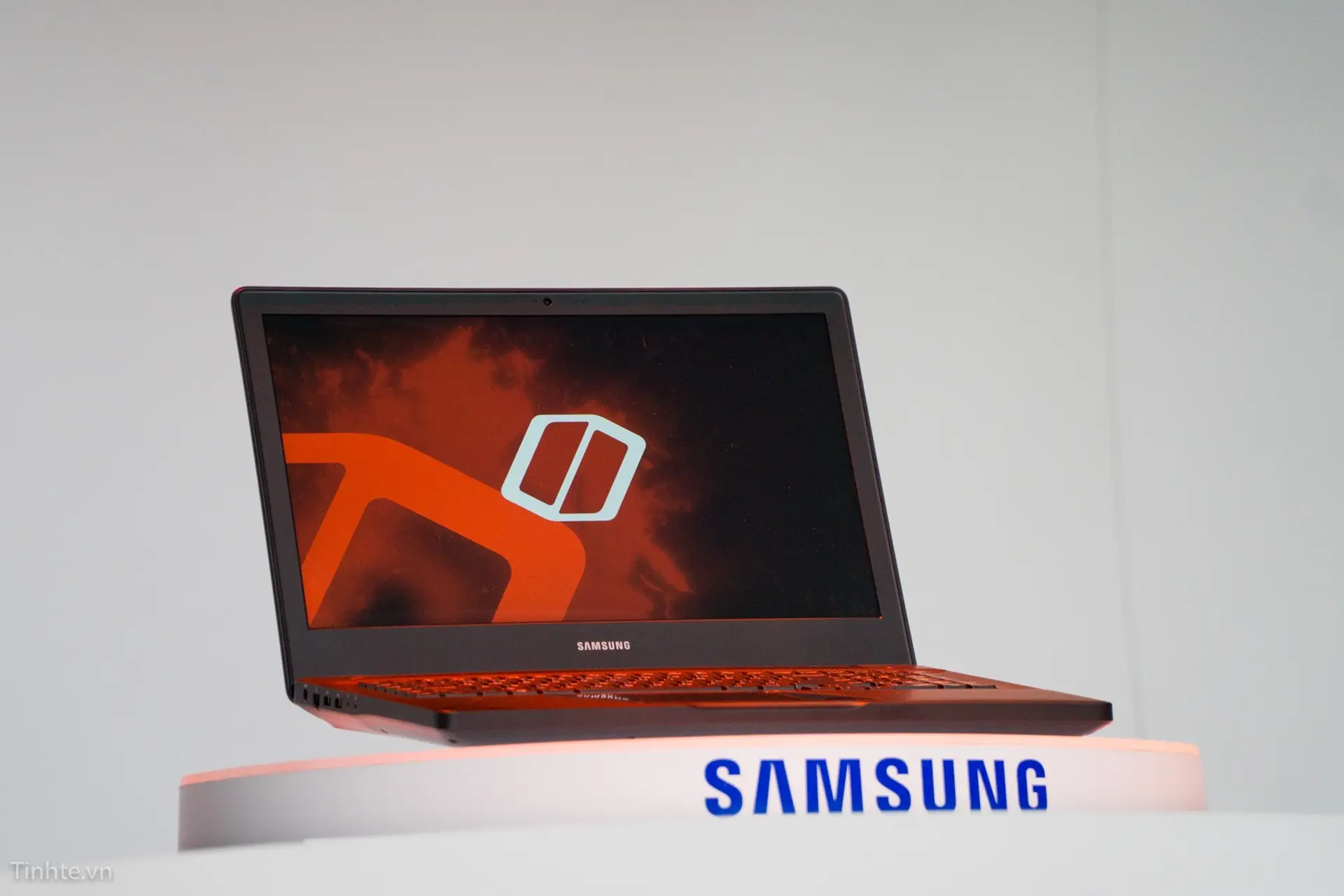[CES 2017] Samsung Odyssey: laptop chơi game đầu tiên của hãng với CPU Kaby Lake và VGA GTX 1050