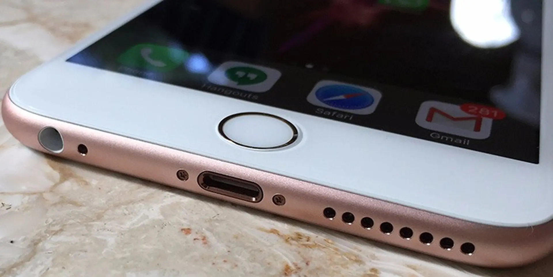 Tại sao iPhone sử dụng riêng một chân cắm sạc "không giống ai"?