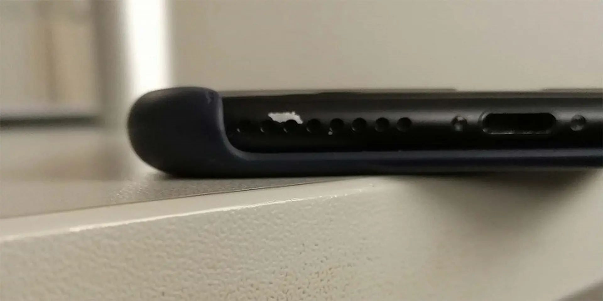 Ngày càng có nhiều trường hợp iPhone 7 màu Matte Black tróc sơn mặt lưng và viền