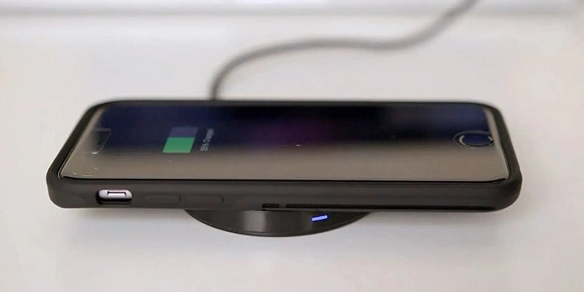 Người dùng iPhone 8 sẽ phải thêm tiền để mua sạc không dây