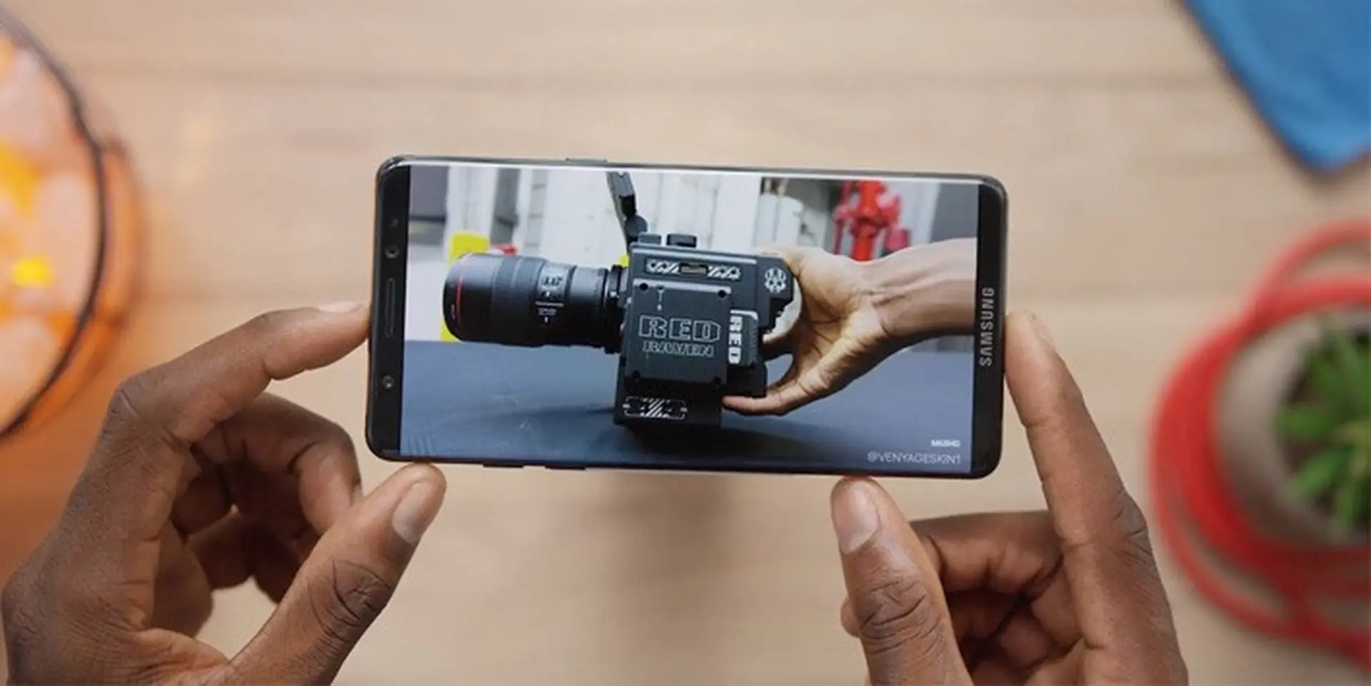 Lộ ảnh chụp cận cảnh của Galaxy S8 đang bật màn hình