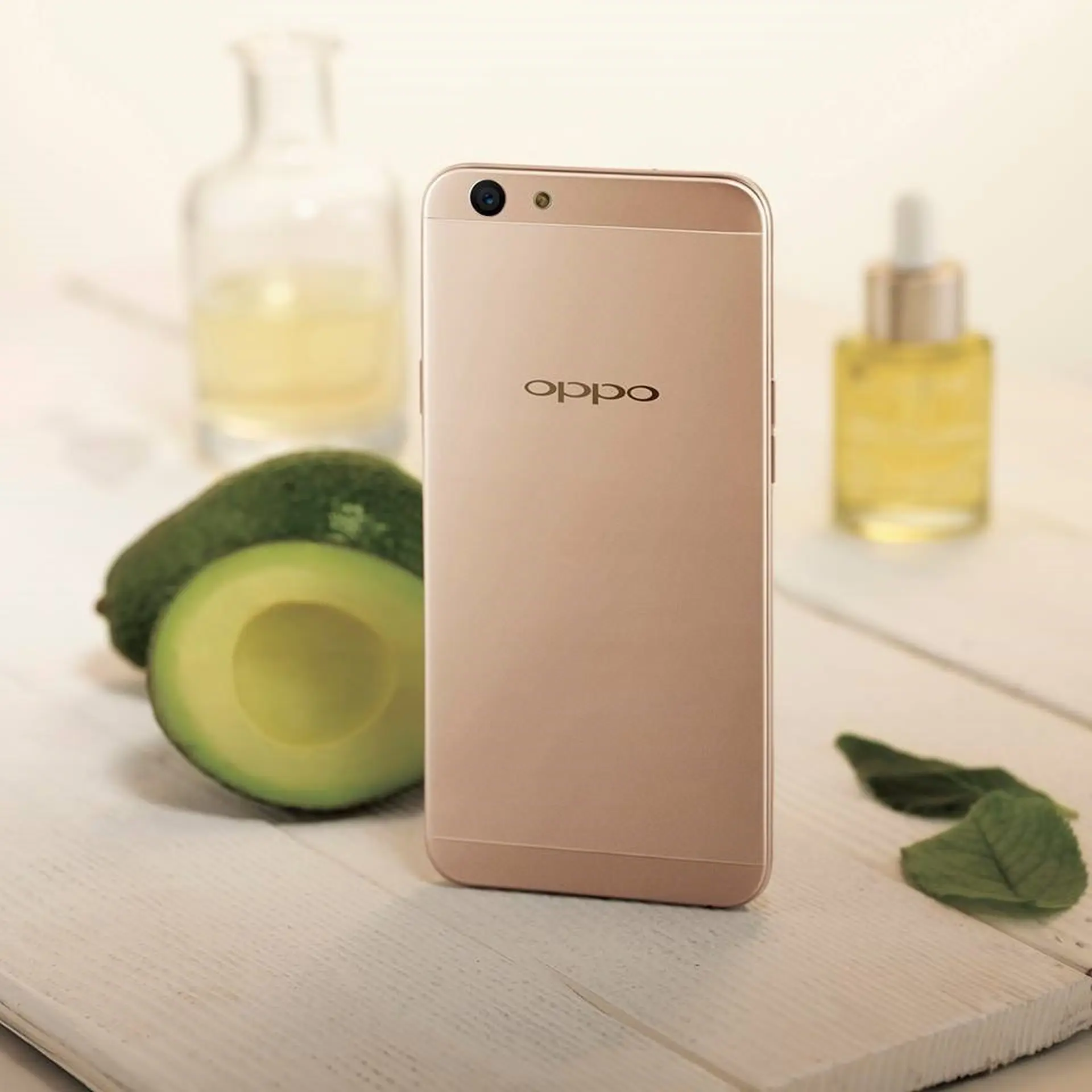 Liệu “vua selfie” Oppo F1s có tiếp tục giữ vị thế với phiên bản 2017?