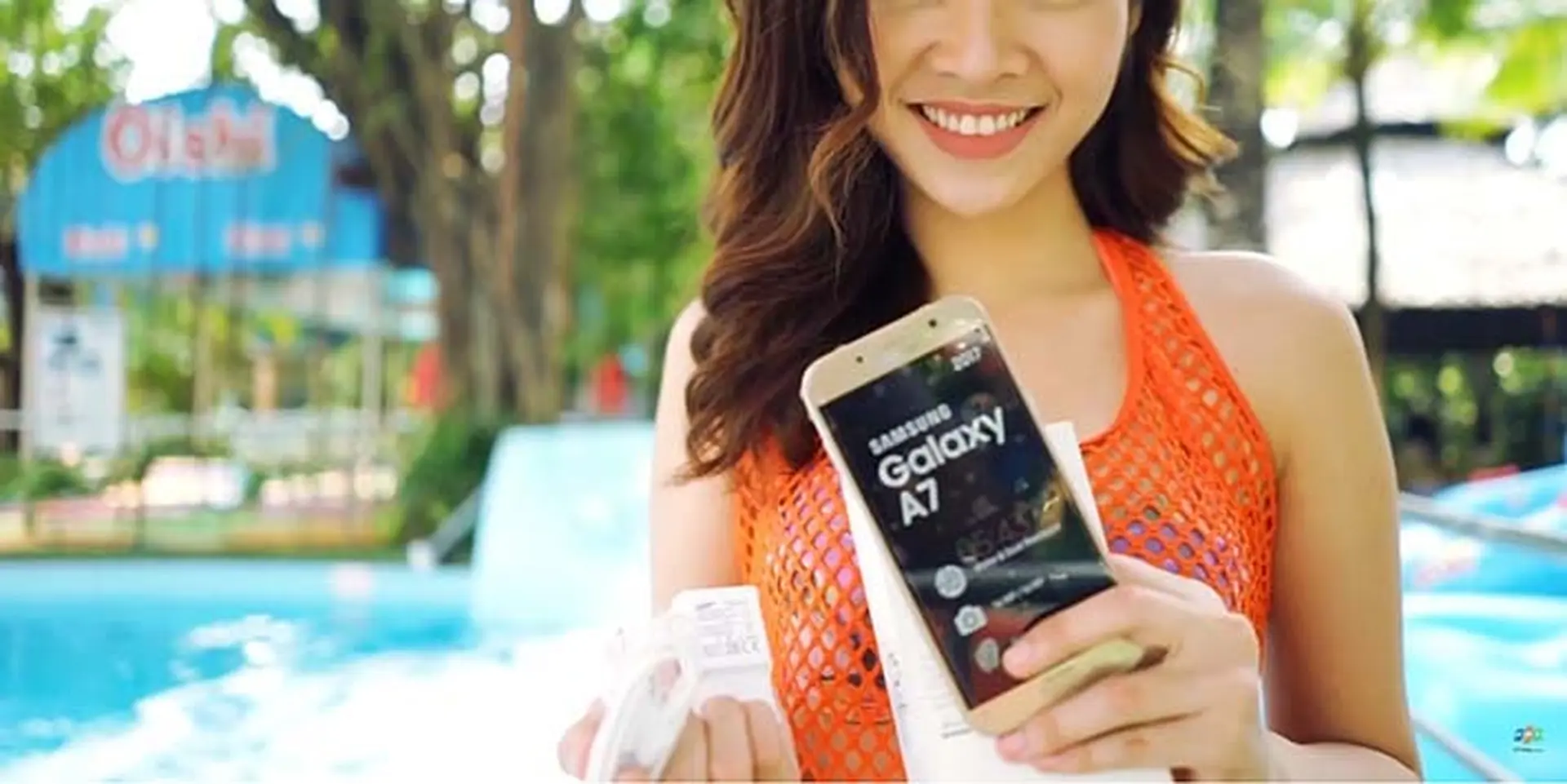 Gái xinh "bóc tem" Galaxy A7 2017