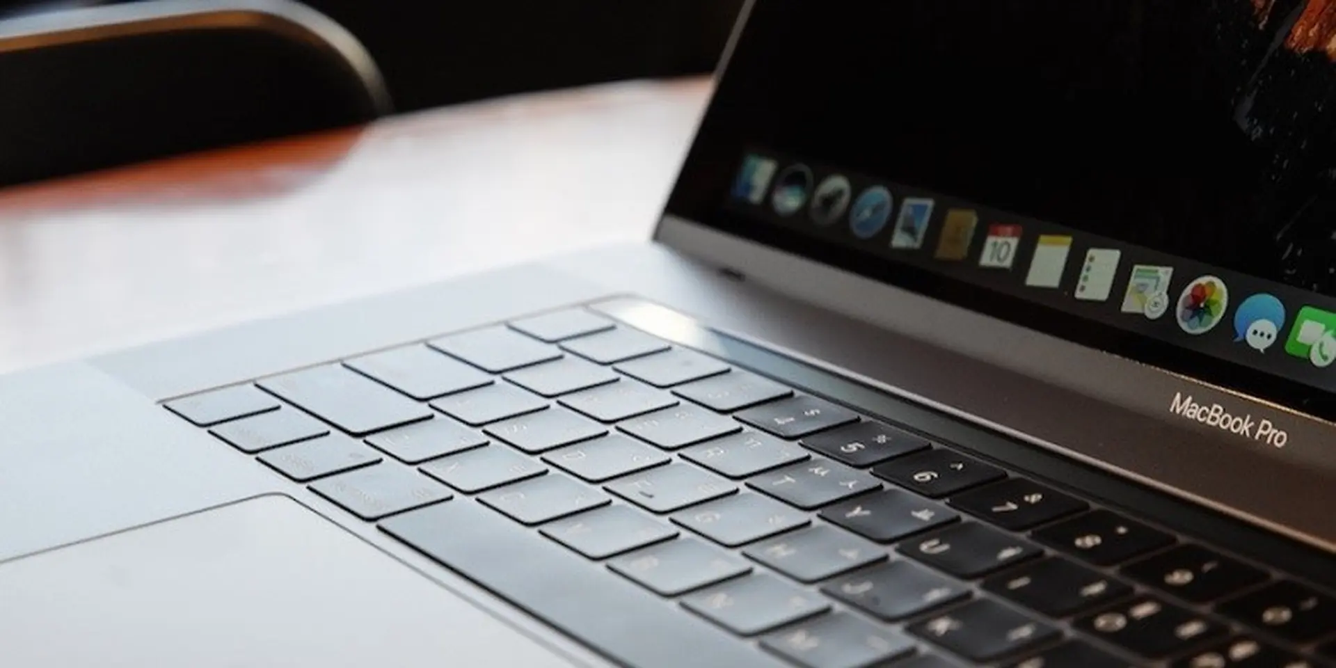 Cuối cùng Macbook Pro Touch Bar đã bị hack!